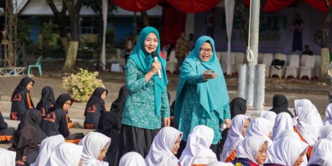 Pj Ketua TP-PKK Aceh, Ny. Ayu Marzuki, saat memandu acara aksi bergizi dan Sosialisasi Tablet Tambah Darah untuk Siswa Putri dari 12 SMA/SMK Kota Banda Aceh, di Halaman SMK Negeri 3 Banda Aceh, Kamis, (24/8/2023).