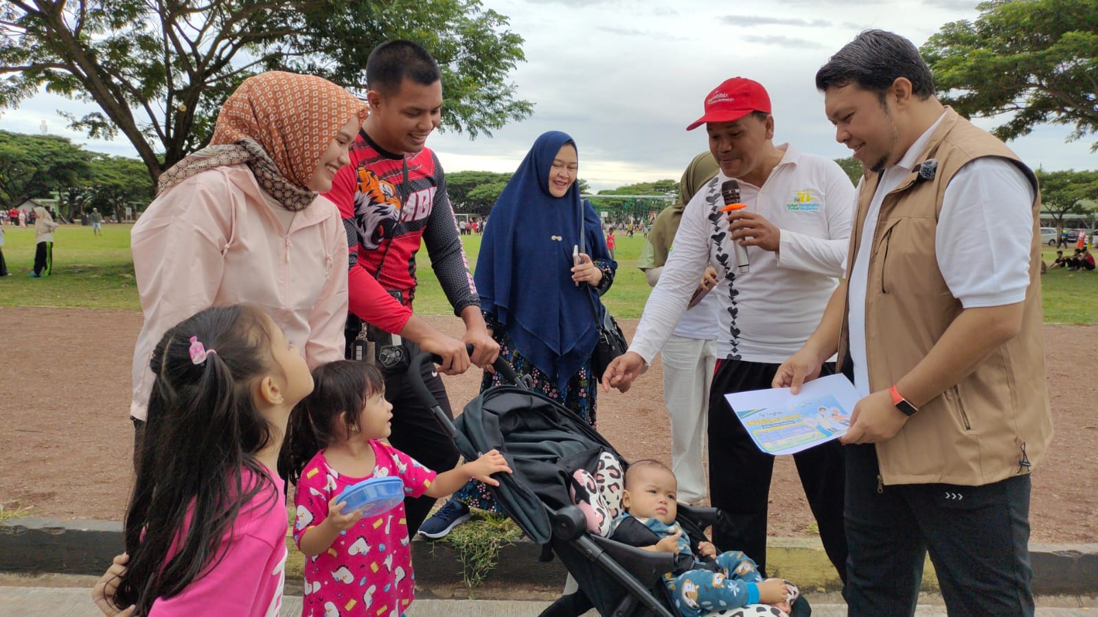 Kepala Bidang (Kabid) Pencegahan dan Pengendalian Penyakit (P2P) Dinas Kesehatan Aceh, dr. Iman Murahman, Sp. KKLP, sedang mensosialisasikan pentingnya imunisasi untuk mencegah berbagai penyakit kepada pengunjung Blang Padang B. Aceh pada Minggu (10/09).