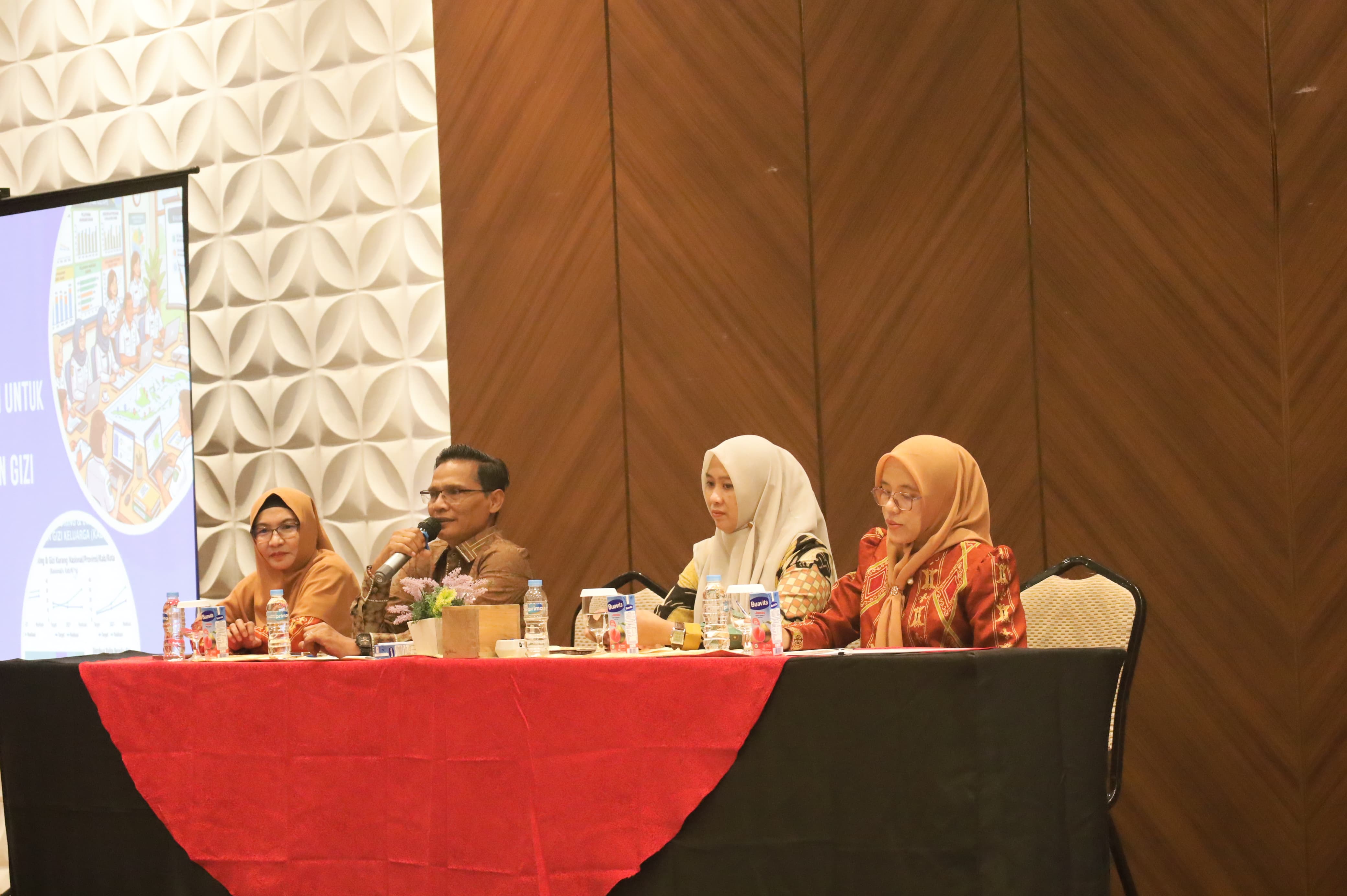 Muzakir, SKM, M.Kes saat mewakili Pelaksana Tugas (Plt.) Kepala Dinas Kesehatan Aceh, Ferdiyus, SKM, M.Kes, pada pembukaan Pertemuan Monitoring dan Evaluasi Pelayanan Kesehatan dan Gizi Keluarga Kabupaten/Kota se-Aceh yang berlangsung di Ayani Hotel, Banda Aceh, pada Kamis 6 Agustus 2026.