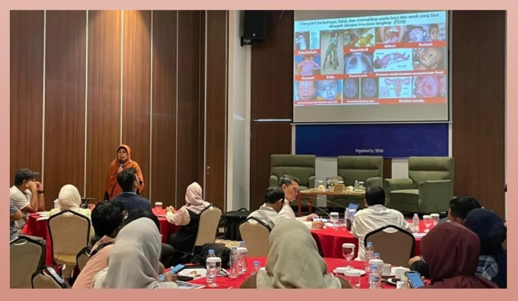 Dokter spesialis anak, dr. Aslinar, Sp.A, M.Biomed, saat mengisi materi terkait Penyakit yang bisa di cegah dengan Imunisasi bagi Jurnalis di Ayani Hotel (17/4/2026)