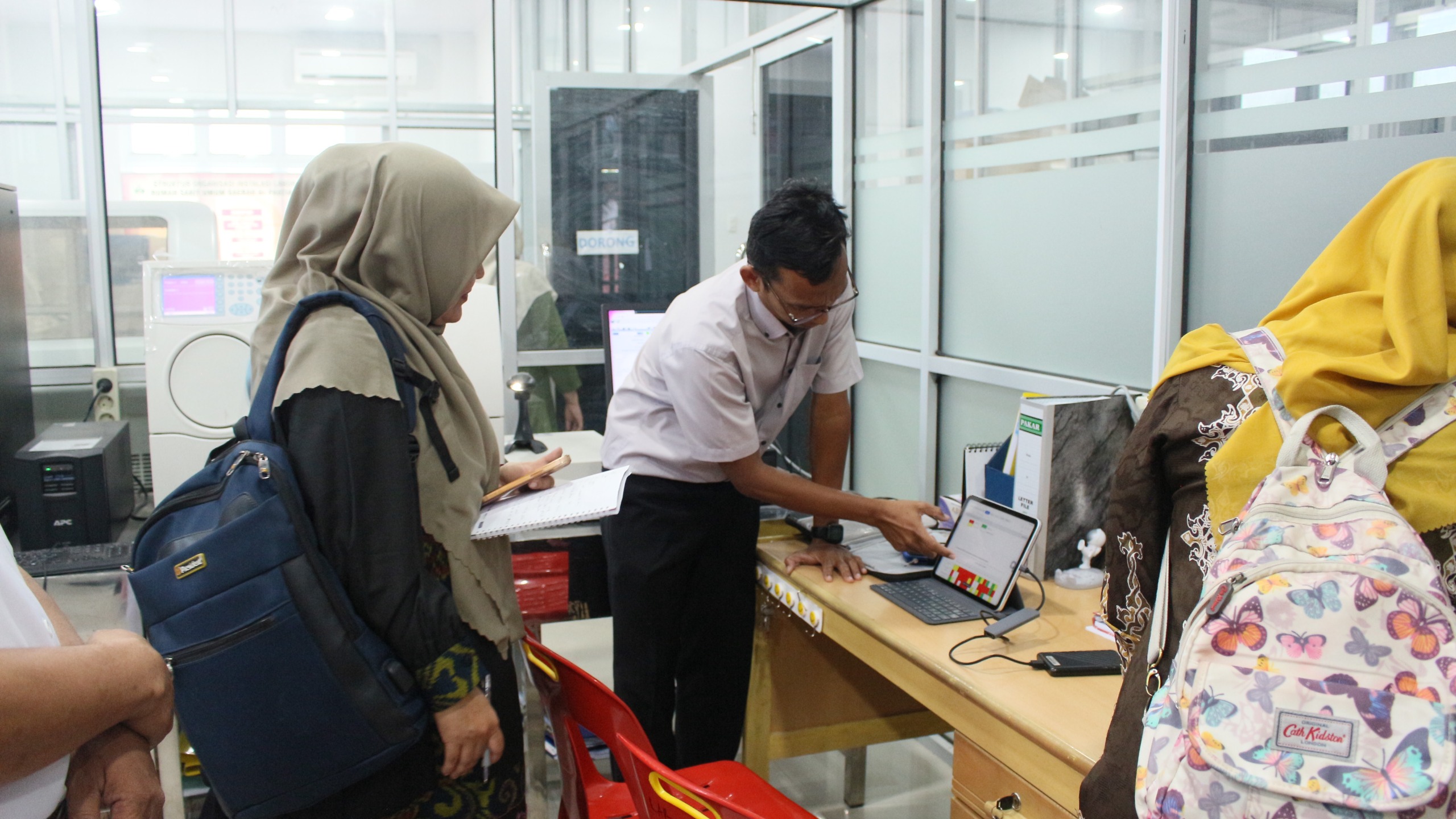 Tim monev Dinkes Aceh saat melakukan peninjauan menyeluruh, mulai dari kelengkapan dokumen hingga implementasi standar layanan di unit-unit pelayanan di RSUD dr. Fauziah Bireuen, pada Selasa (7/4/2026).