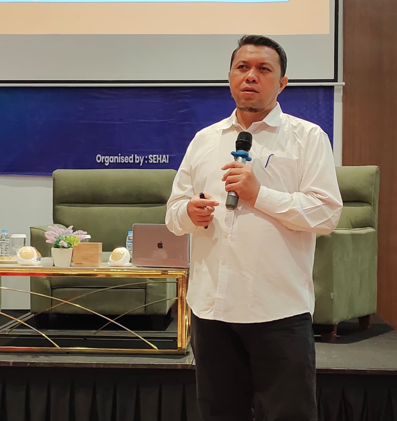 Kabid P2P Dinkes Aceh, dr. Iman Murahman, Sp.KKLP, MKM, saat memaparkan materi terkait Update Perkembangan Imunisasi di Aceh pada pertemuan bertajuk Penguatan Peran Media dalam Peningkatan Cakupan Imunisasi di Aceh yang digelar di Ayani Hotel, Banda Aceh, Jumat (17/4).