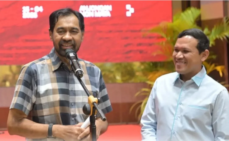 Gubernur Aceh, Muzakir Manaf (Mualem), menyampaikan klarifikasi terkait program JKA saat silaturahmi bersama relawan dan masyarakat di Anjong Mon Mata, Banda Aceh, Rabu malam (15/4/2026). Ia menegaskan JKA tidak dihapus, melainkan sedang diperbarui untuk meningkatkan kualitas layanan kesehatan.