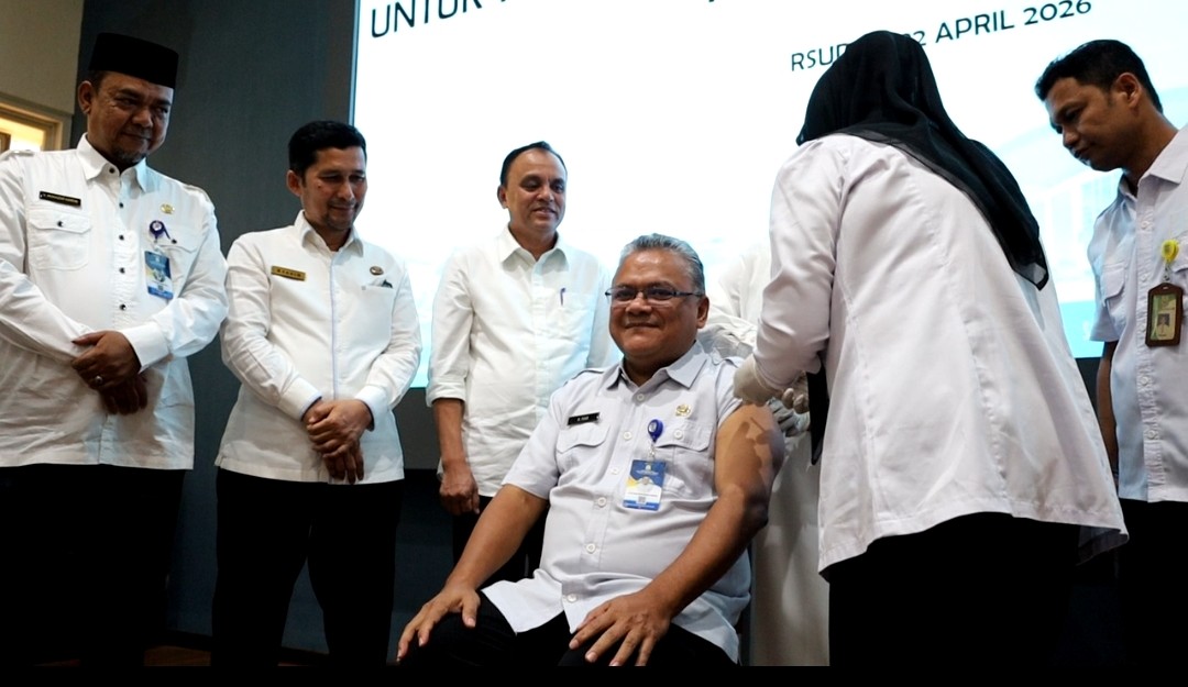 Tenaga Kesehatan sedang menerima suntikan imunisasi campak Rubella pada saat launching pemberian imunisasi campak rubella (MR) bagi tenaga medis dan tenaga kesehatan di Provinsi Aceh,  di di Rumah Sakit Umum Daerah Zainoel Abidin (RSUDZA), Banda Aceh, pada Rabu (22/04/2026).