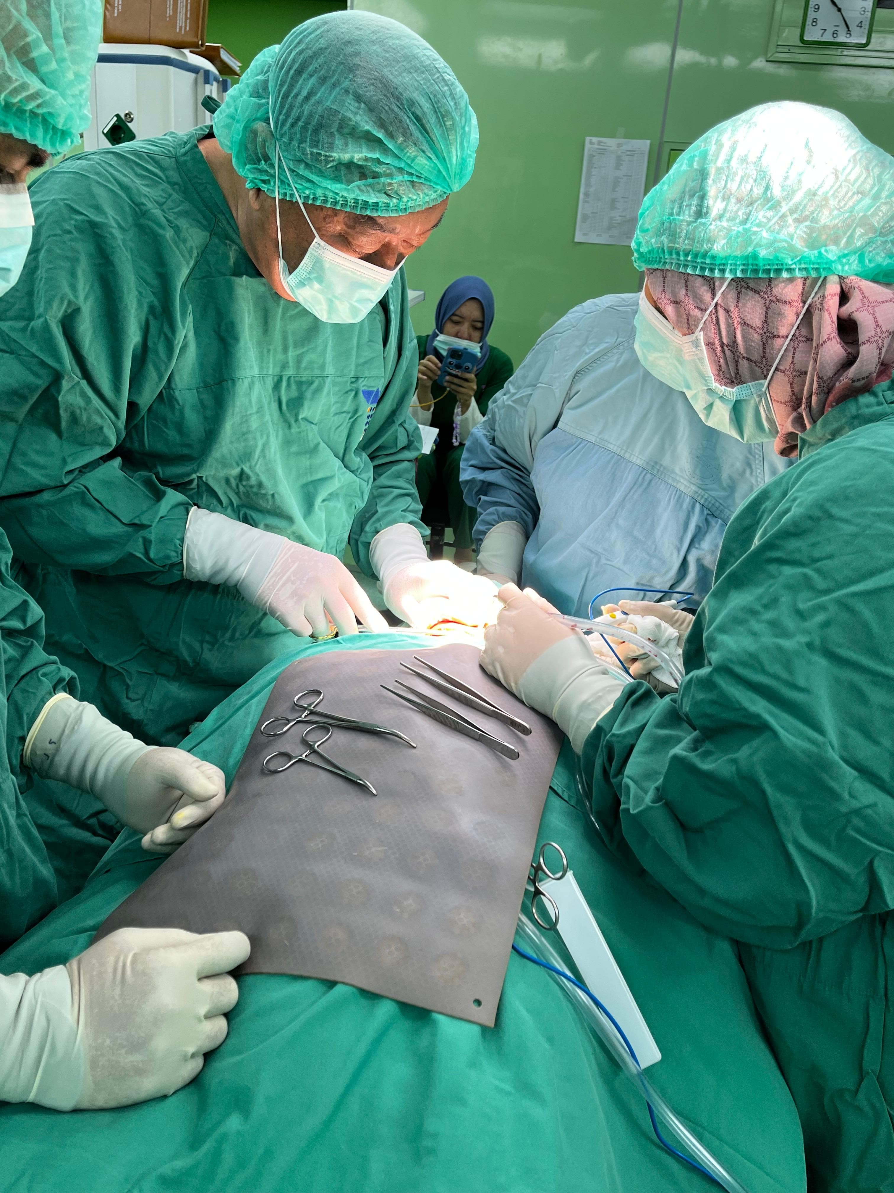 Tim dokter Onkologi THT-BKL Sedang Mengangkat Giant Tumor Tiroid (Tumor Kelenjar Gondok Berukuran Sangat Besar) pada Minggu (3/8/2025) di RSUD dr. Zainoel Abidin Banda Aceh.