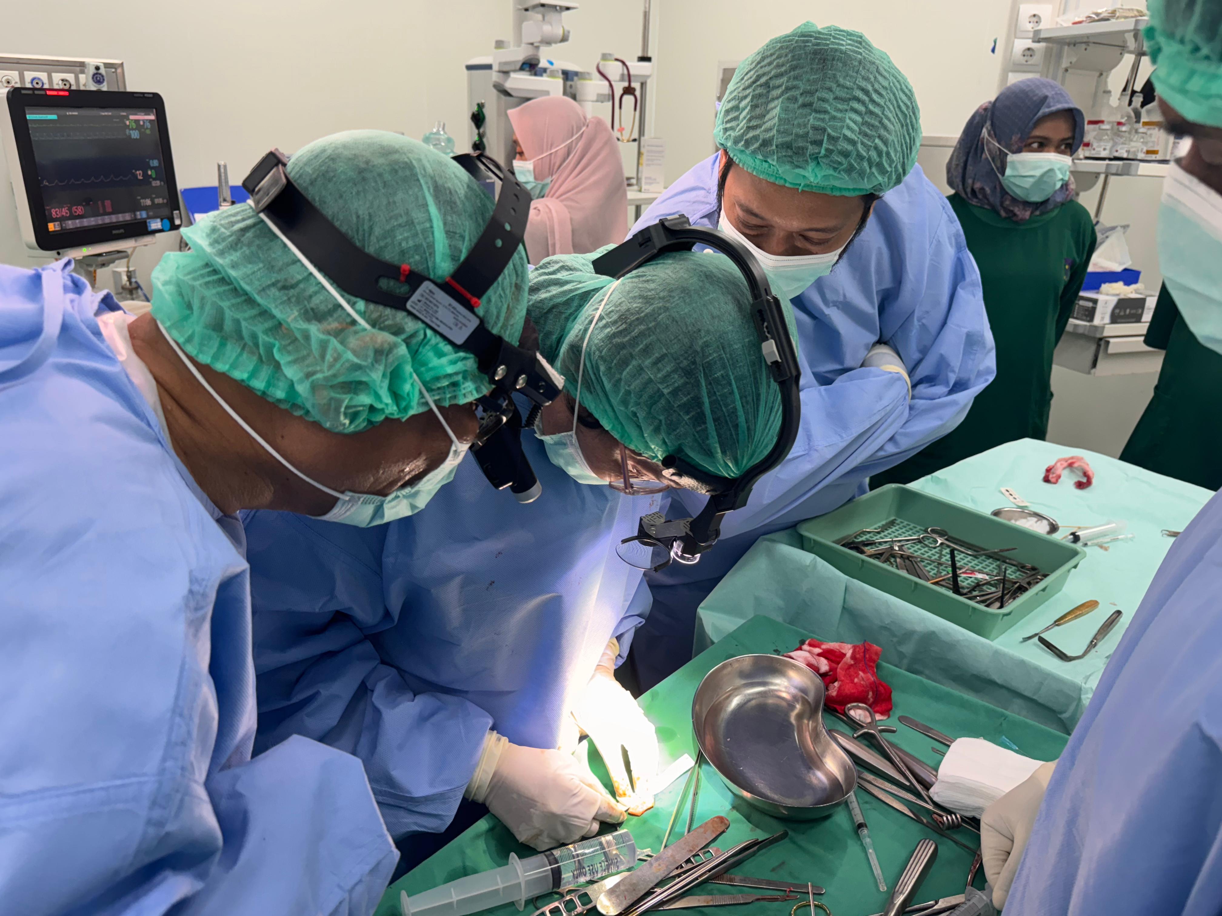 Tim dokter ahli THT-BKL konsultan Fasial Plastik Rekonstruksi (FPR) sedang melakukan operasi plastik rekonstruksi pada kasus hidung pelana di RSUD dr. Zainoel Abidin, Minggu (3/8/2025). Operasi ini merupakan kegiatan Mega Bakti Kesehatan Nasional (MBKN)  2025. Tahun Aceh menjadi tuan dari kegiatan MBKN 2025.