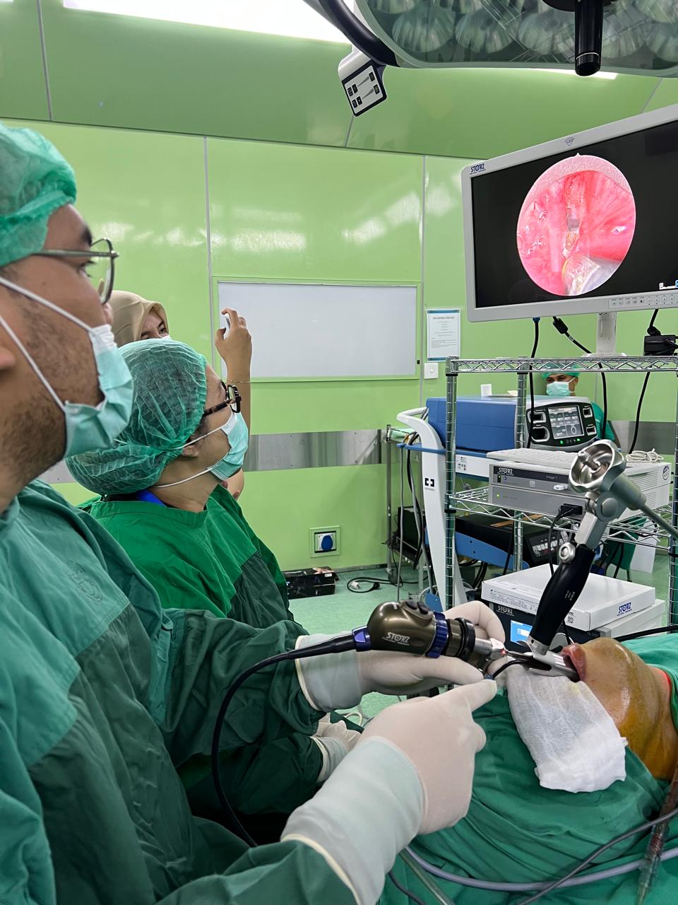 Tim Dokter THT-BKL sedang melakukan prosedur bedah minimal invasif yang memanfaatkan energi radio frekuensi untuk memanaskan dan menghilangkan jaringan yang tidak diinginkan secara presisi, tanpa merusak jaringan sehat di sekitarnya pada pasien yang mengalami penyempitan saluran napas di laring yang disebabkan oleh infeksi tuberkulosis di RSUDZA Banda Aceh pada hari Minggu (3/08/2025).