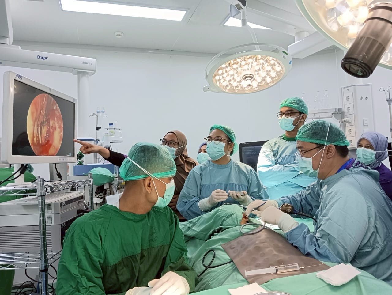 Dokter ahli THT-BKL nasional dan lokal melaksanakan operasi pendampingan terhadap lima kasus berat infeksi telinga menahun (OMSK) di RSUD dr. Zainoel Abidin Banda Aceh pada Minggu (3/08/2025).