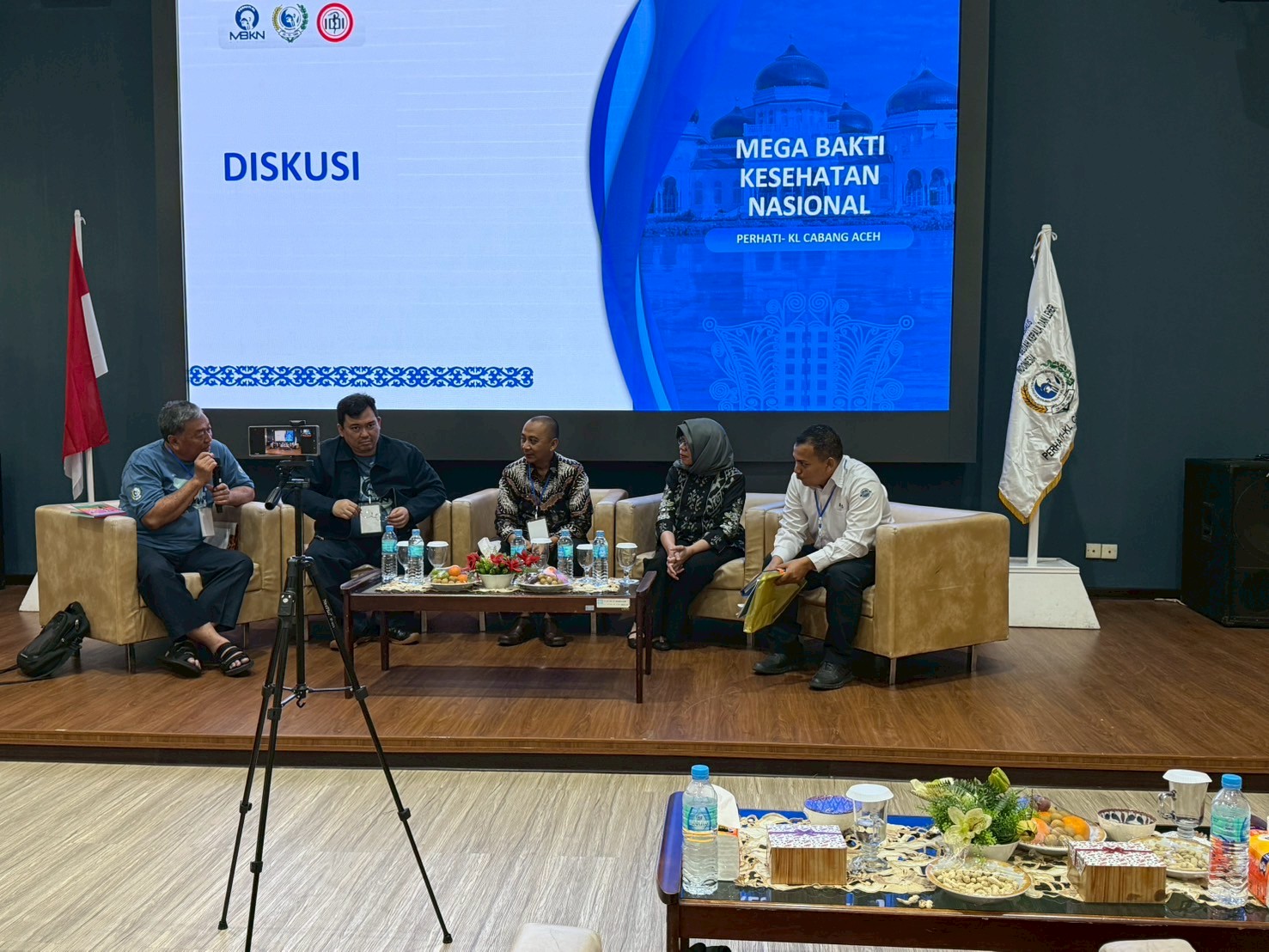 Para Narasumber sedang mengisi materi pada Seminar Nasional bertema “Peran Terapi Hiperbarik di Bidang THT-BKL” yang digelar pada Sabtu (2 Agustus 2025) di RSUD dr. Zainoel Abidin, Banda Aceh. Kegiatan ini menjadi bagian dari rangkaian Mega Bakti Kesehatan Nasional (MBKN) PERHATI-KL yang tahun ini dipusatkan di Aceh.