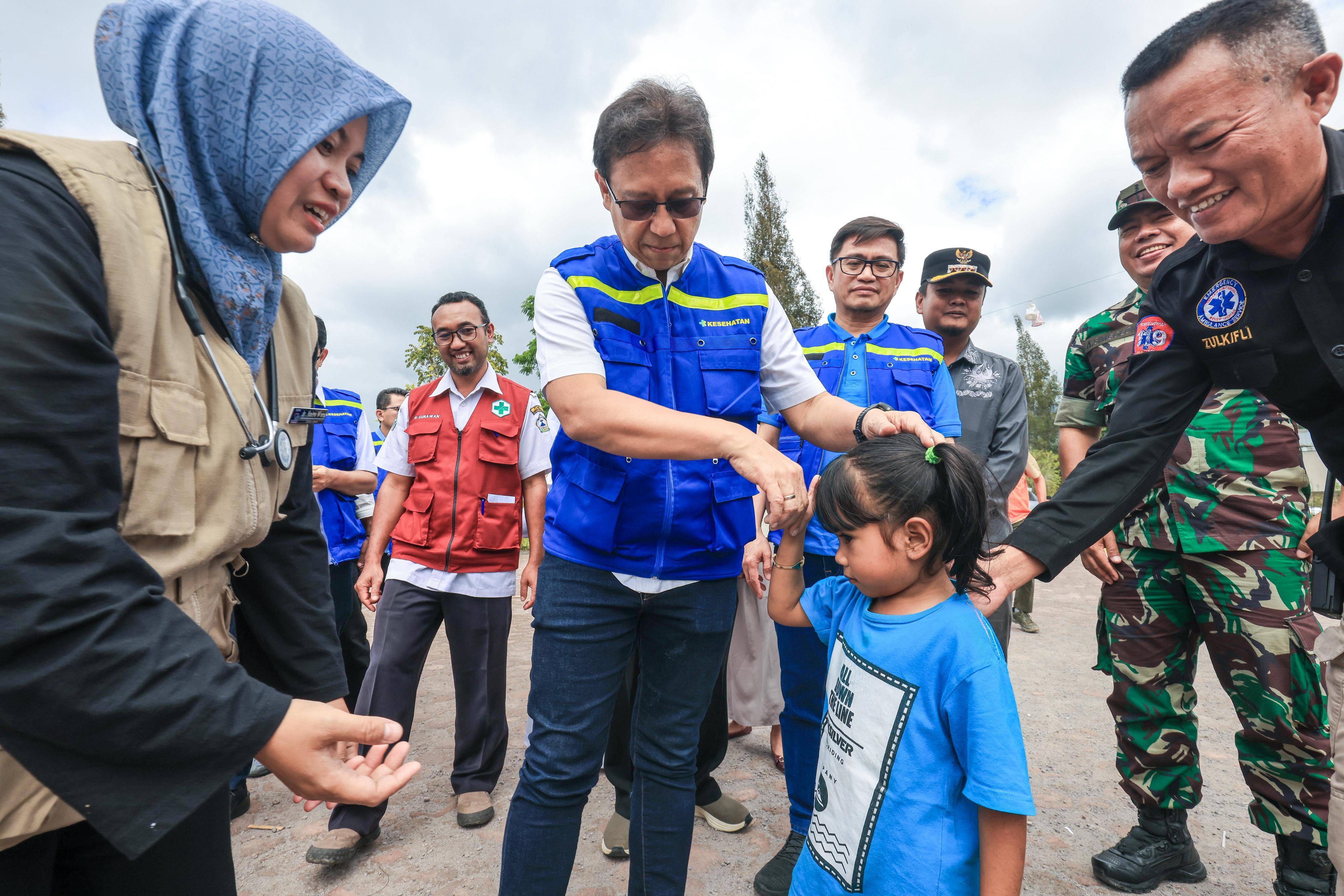 Budi Gunadi Sadikin saat meninjau warga terdampak bencana banjir dan tanah longsor. 