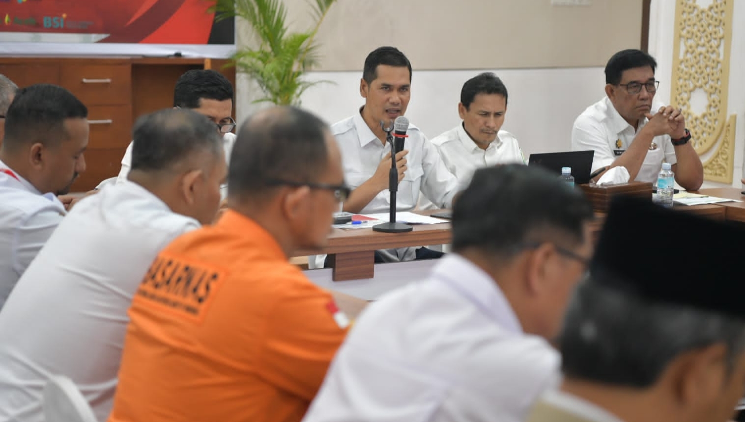 Sekretaris Daerah Aceh, M. Nasir saat memimpin Rapat Koordinasi dan Evaluasi Penanggulangan Bencana Hidrometeorologi Aceh, Rabu (24/12/2025). Foto : Dok Biro Apdim.
