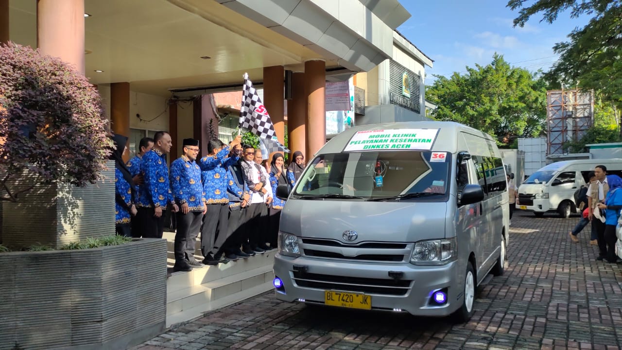 Asisten I Bidang Pemerintahan, Keistimewaan Aceh, dan Kesejahteraan Rakyat Setda Aceh, Drs. Syakir, M.Si, melepas Emergency Medical Team (EMT) ke wilayah terdampak banjir dan tanah longsor, Rabu pagi (17/12/2025), di halaman Dinas Kesehatan Aceh.