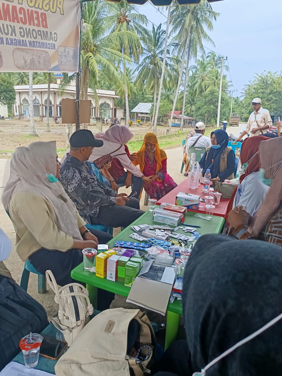 Tim Kesehatan yang dilepas oleh Asisten 1 Sekda Aceh kemarin (Rabu, 17/12/2025) tampak sedang memberikan Pelayanan kesehatan kepada Masyarakat di Puskesmas Jangka, Gampong Kuala Ceurape Bireuen pada Kamis (18/12). Dilapangan tim ini juga mendapat di dukung oleh tim puskesmas dan dr Purnama SpOG, dari Bireuen. (Foto direkam : 18/12/2025)