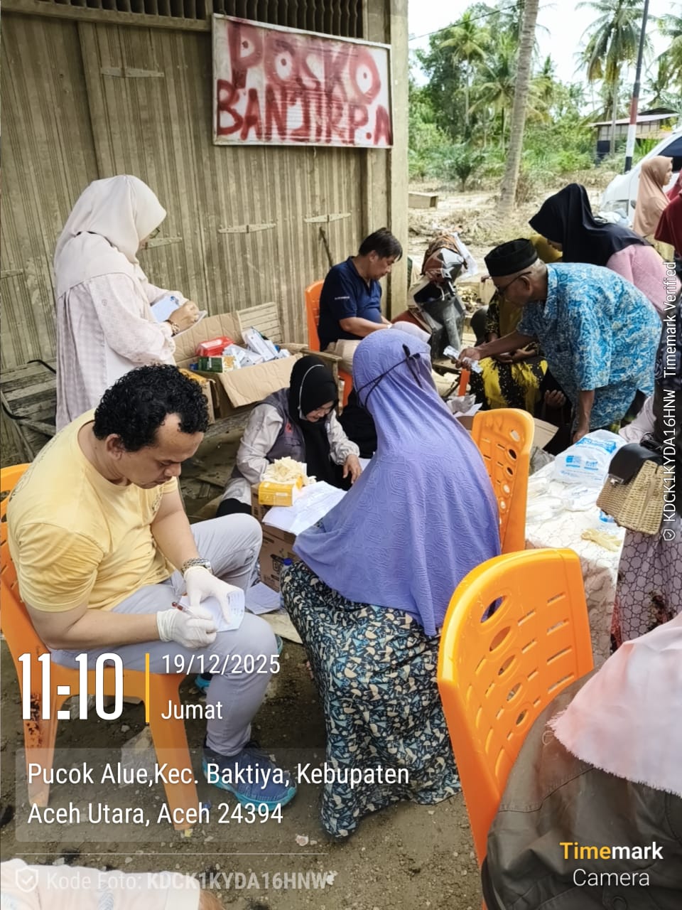 Tim EMT Terpadu yang diturunkan Pemerintah Aceh sedang melakukan Pengobatan kepada warga terdampak bencana banjir dan tanah longsor di Desa Pucok Alue, Wilayah Kerjanya Puskesmas Baktya (Foto istimewa kiriman tim medis yang sedang bertugas di lapangan)