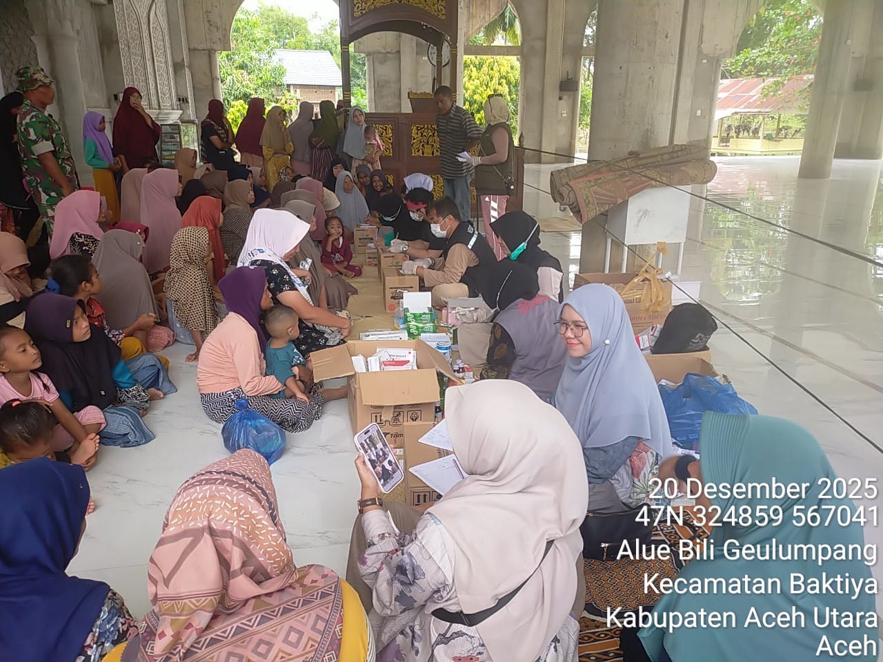 Tim EMT Terpadu saat melakukan kegiatan Pelayanan Kesehatan Kepada Warga Terdampak Banjir di Kabupaten Aceh Utara.