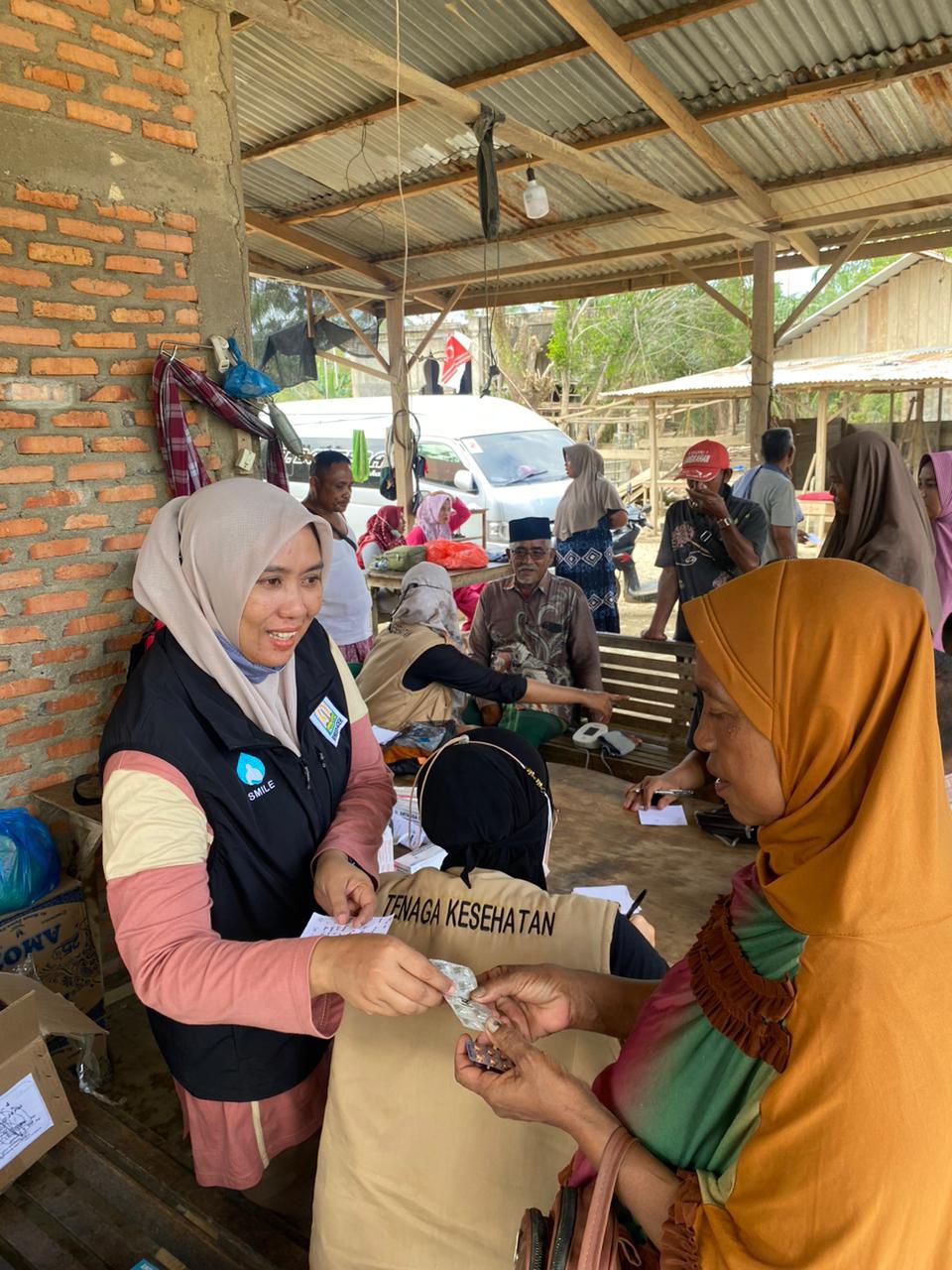 Tim EMT Terpadu Dinkes Aceh saat memberikan pelayanan Kesehatan Kepada Warga Terdampak Banjir di Langkahan Aceh Utara. (Foto di rekam : 23/12/2015).