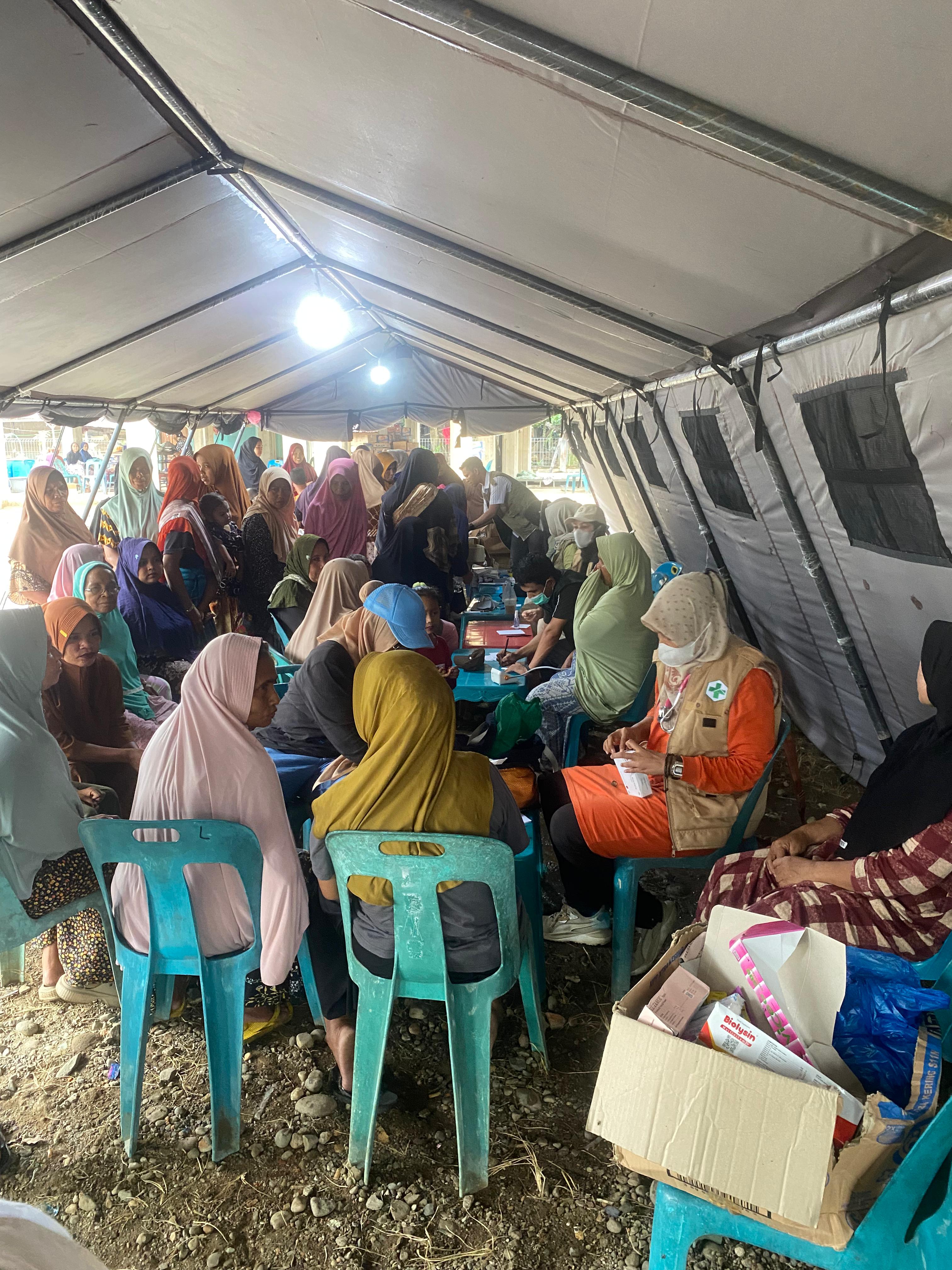 Personil Emergency Medical Tim saat memberikan pelayanan kesehatan kepada warga terdampak banjir di Desa Riseh Tunong, Kecamatan Sawang, Aceh Utara. (Foto di rekam 24 Desember 2025).