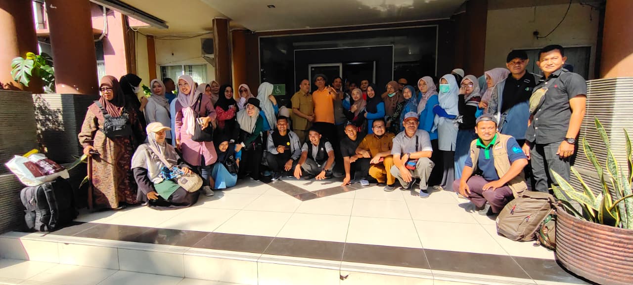 Foto Bersama Tim Emergency Medical Team (EMT) Terpadu Tahap IV untuk memperkuat layanan kesehatan bagi warga terdampak bencana di sejumlah daerah di Aceh. Pelepasan tim berlangsung di Kantor Dinas Kesehatan Aceh, Senin (22/12/2025).