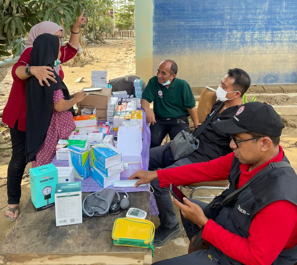 Ketua IDI Wilayah Aceh,  dr. Muntadhar, Sp.BA dan tim saat memberikan pelayanan kesehatan kepada warga terdampak banjir di Aceh Tamiang.