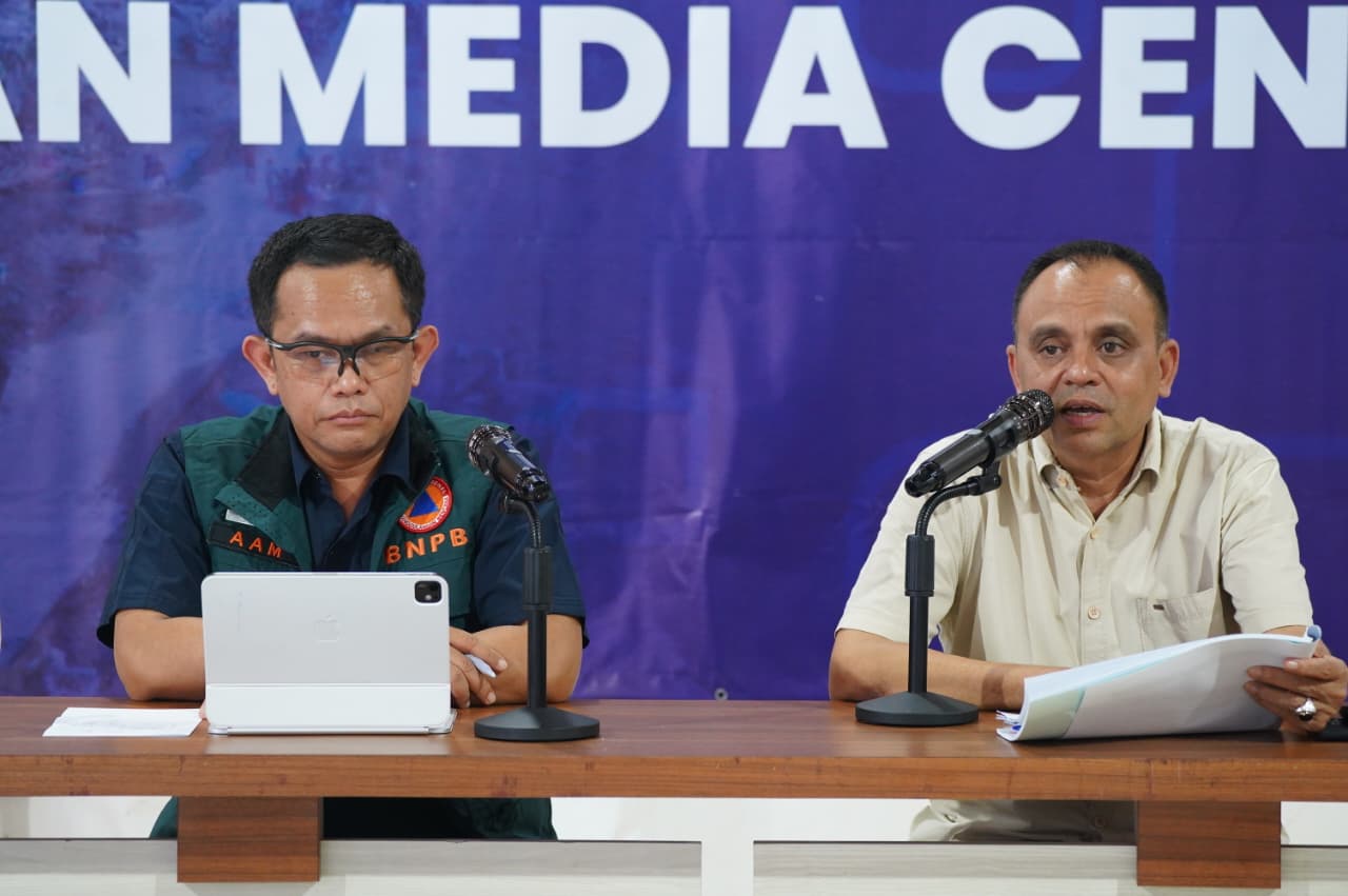 Pelaksana Tugas (Plt) Kepala Dinas Kesehatan Provinsi Aceh, Ferdiyus, (baju putih), dalam konferensi pers di Pusat Informasi dan Media Center yang disediakan Kementerian Komunikasi dan Digital (Kemkomdigi) RI di Banda Aceh, Jumat (19/12/2025).