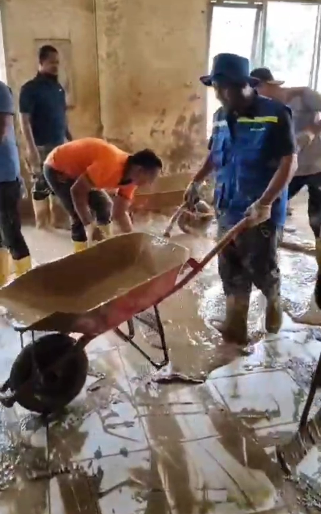 Relawan Aparatur Sipil Negara (ASN) Dinas Kesehatan Aceh terus bergotong royong membersihkan Kantor Dinas Kesehatan Kabupaten Aceh Tamiang dari genangan lumpur sisa banjir yang melanda sejumlah wilayah di Aceh, pada hari kedua penugasan (Selasa, 30/12/2025).