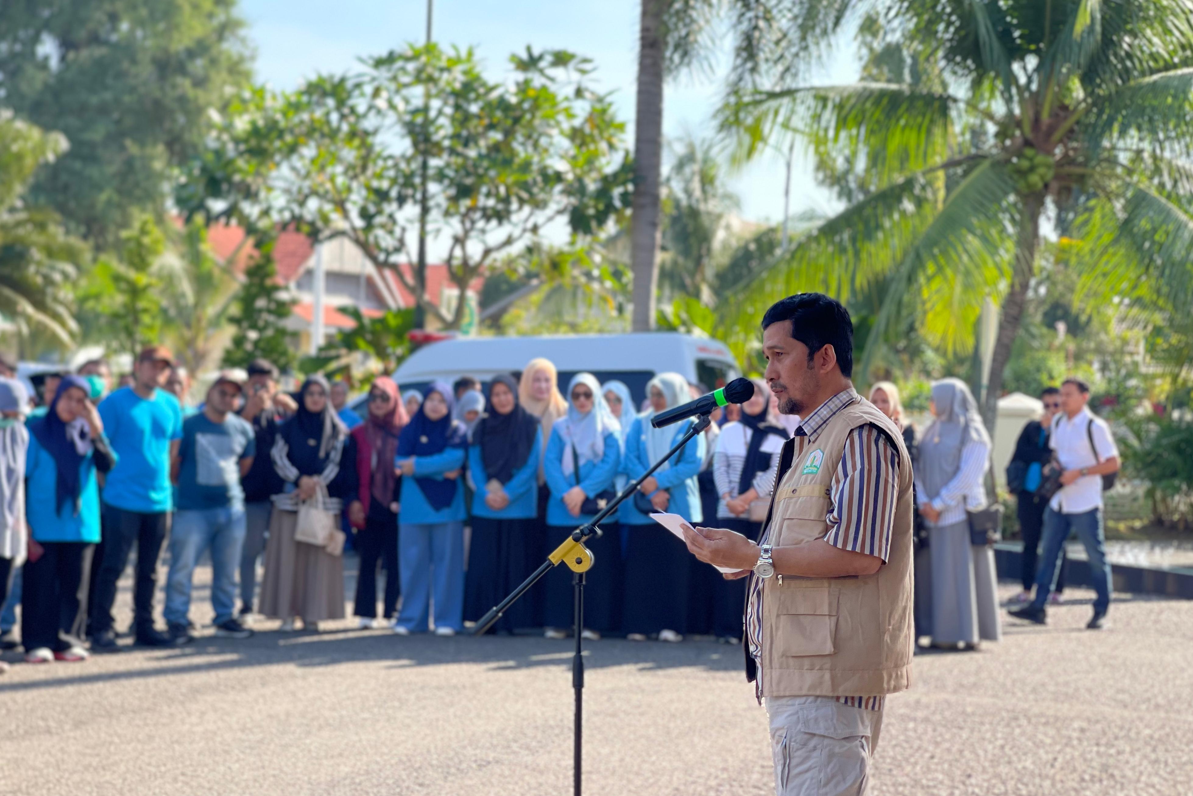 Asisten Pemerintahan, Keistimewaan Aceh dan Kesejahteraan Rakyat Sekda Aceh, Drs. Syakir, M.Si, didampingi para Kepala SKPA/Biro terkait, saat menyampaikan sambutan Gubernur Aceh serta melepas Tenaga Cadangan Kesehatan (TCK) ke Daerah Terdampak Bencana Hidrometerologi Aceh, di Meuligoe Gubernur Aceh, Banda Aceh, Minggu, (1/2/2026).
