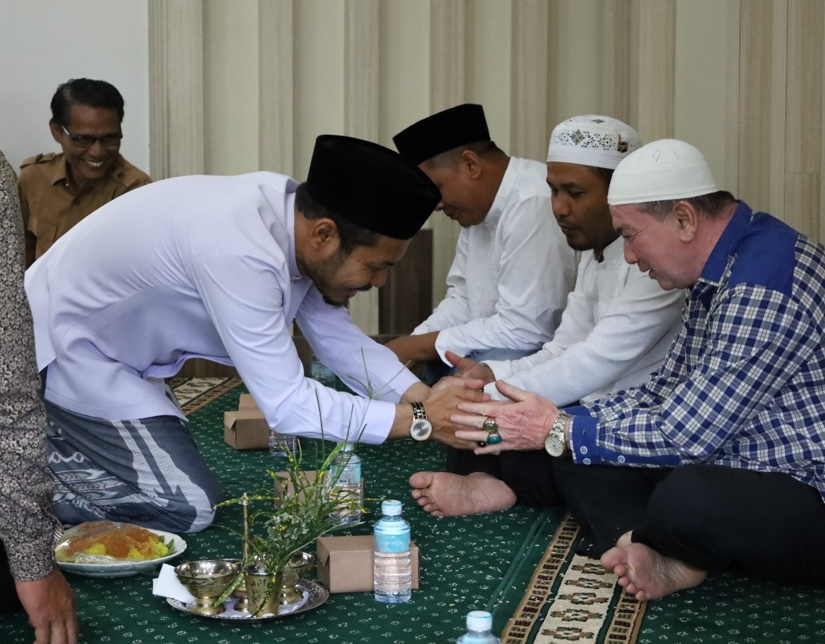 Sebanyak 9 calon jemaah haji asal Dinkes Aceh hari ini dipeusijuek oleh Ustadz Masrul Aidi, Lc,  di Mushalla As-Syifa Dinas Kesehatan Aceh pada Senin (22/05).