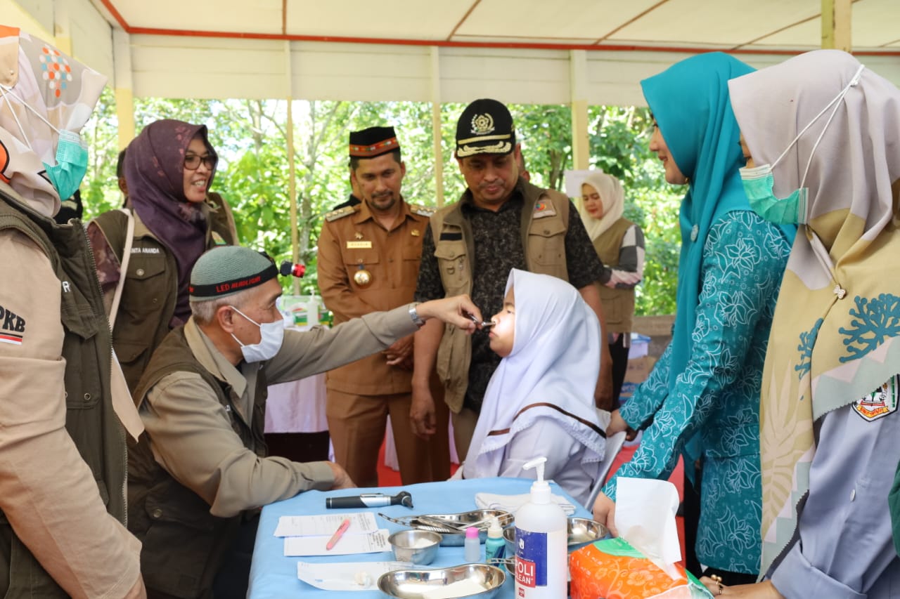Kadinkes Aceh, dr. Hanif, saat menemani ibu Pj. TP-PKK Aceh, Ayu Marzuki meninjau lokasi pelayanan kesehatan bergerak DTPK Aceh di Desa Simpur Jaya, Kecamatan Ketambe, Aceh Tenggara pada Selasa (25/07).