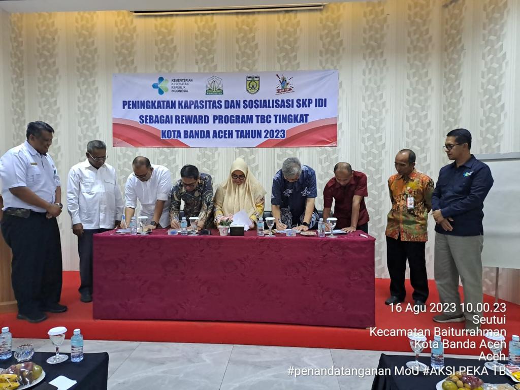 Penandatanganan Memorandum Of Understanding (MOU) Akselerasi Penemuan dan Pengobatan Tuberkulosis di Fasilitas Pelayanan Kesehatan Swasta di Kota Banda Aceh di  Rabu, Seventeen Hotel Banda Aceh pada Rabu (16/8). (Foto : Dokumentasi P2P, Dinkes Aceh).
