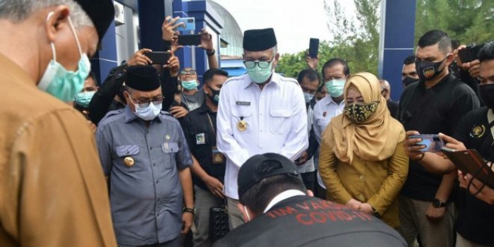 Kadinkes Aceh Ikut Dampingi Gubernur Nova Antar Langsung Vaksin Covid-19 ke Simeulue.