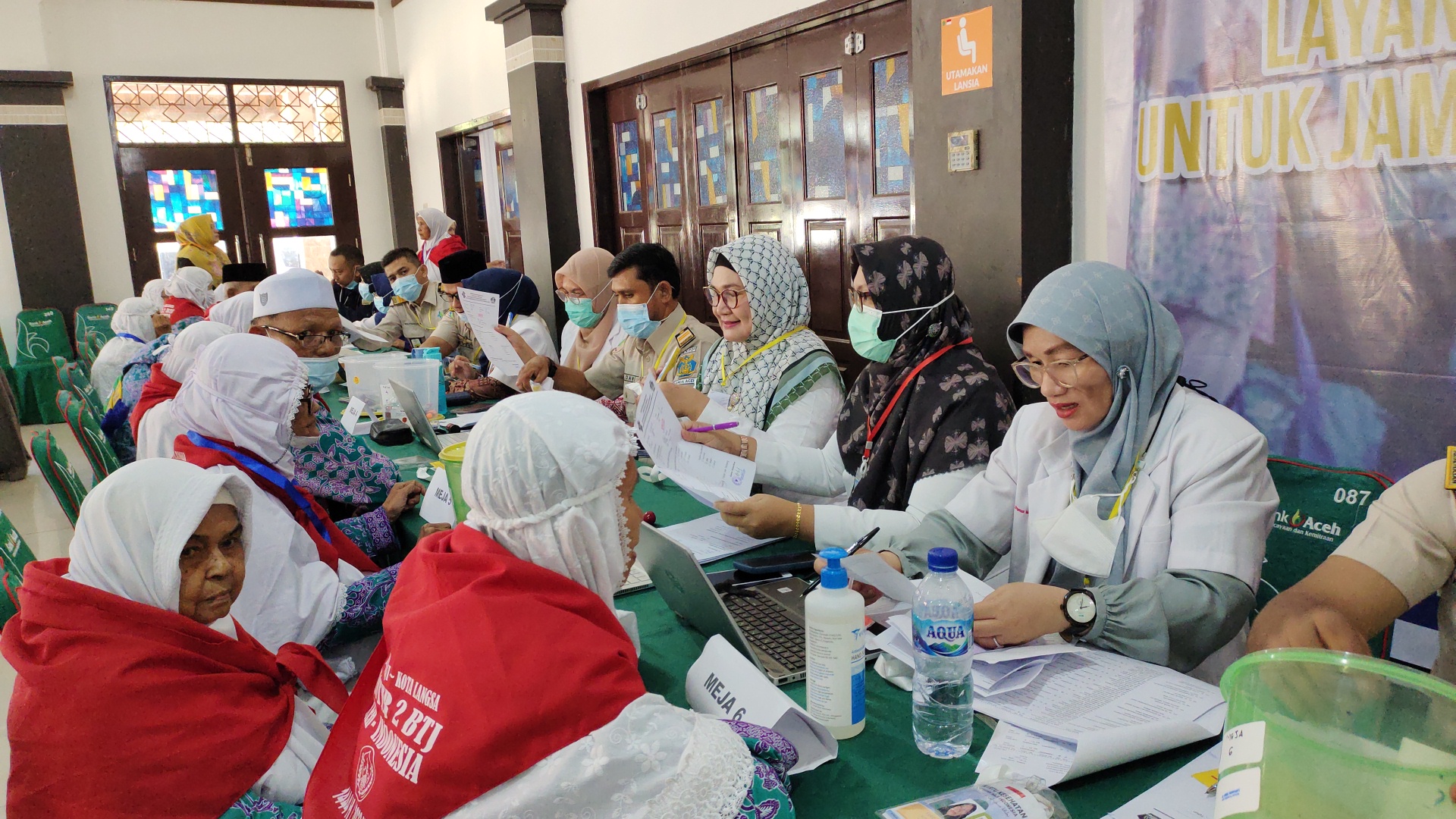 Petugas Kesehatan Sedang Memeriksa Kesehatan Jemaah Calon Haji di Embarkasi Haji Aceh (Foto direkam pada : 24/05)