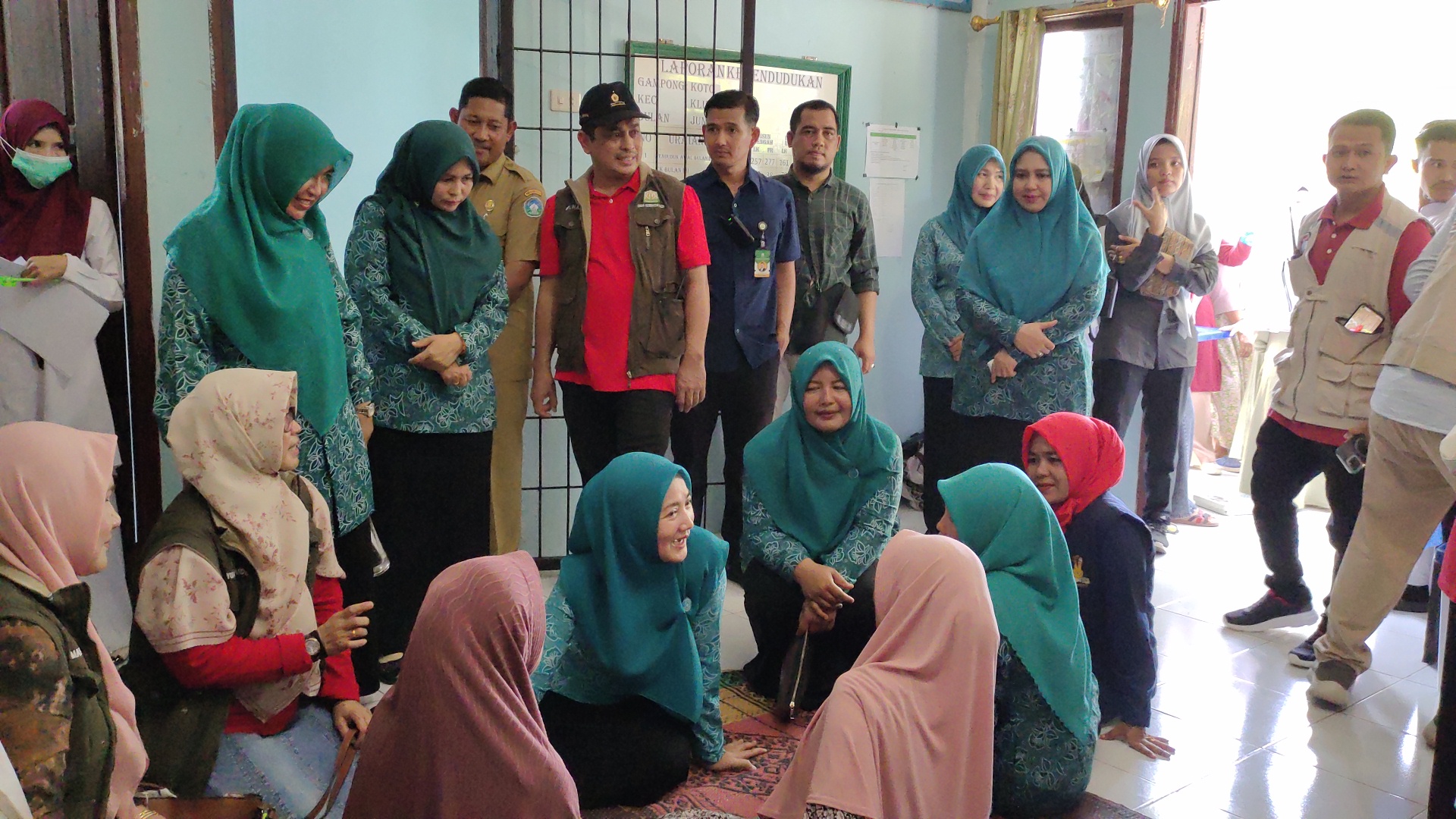 Ayu Marzuki, didampingi oleh Kadinkes Aceh, dr. Hanif saat meninjau pelayanan kesehatan gratis kepada warga di Desa Koto, Kecamatan Kluet Tengah pada Senin (7/8-2023).
