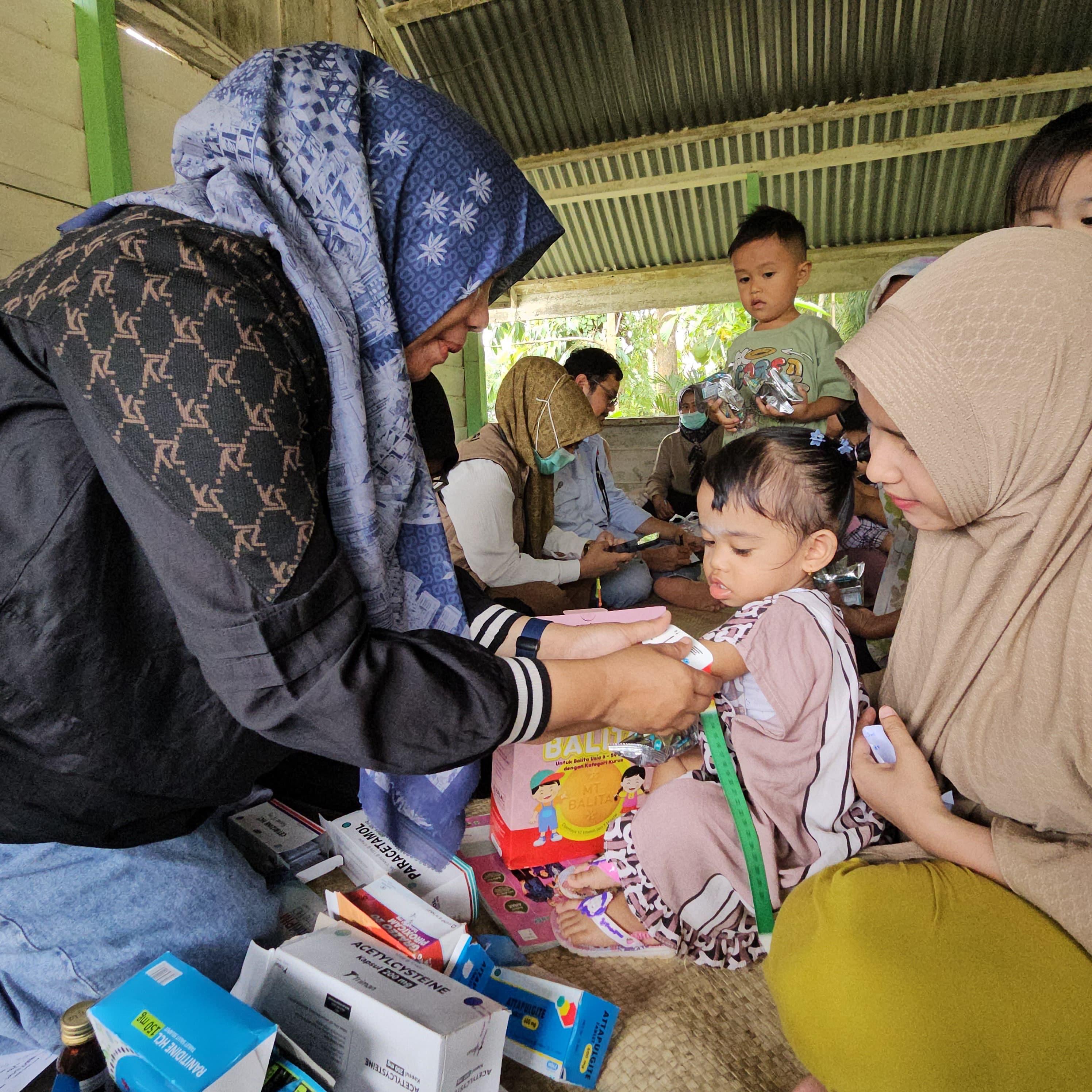 Tim EMT Terpadu Dinkes Aceh Batch V yang sedang bertugas di Aceh Utara sedang memantau Status Gizi Balita dengan menggunakan Pita LILA di salah satu lokasiPengoabatan di  Desa Abong-Abong, kec. Cot Girek,  kab.Aceh Utara pada Rabu (7/1).  Selain pengobatan, tim juga melakukan pemantauan air bersih, jamban, pengelolaan sampah, trauma healing anak, serta pemberian makanan tambahan bagi balita dan ibu hamil. Tim EMT terpadu ini juga melakukan skrining status gizi balita dan ibu hamil, pemberian makanan tambahan, edukasi perilaku hidup bersih dan sehat (PHBS), serta trauma healing bagi anak-anak di wilayah yang terdampak banjir di Aceh Utara.
