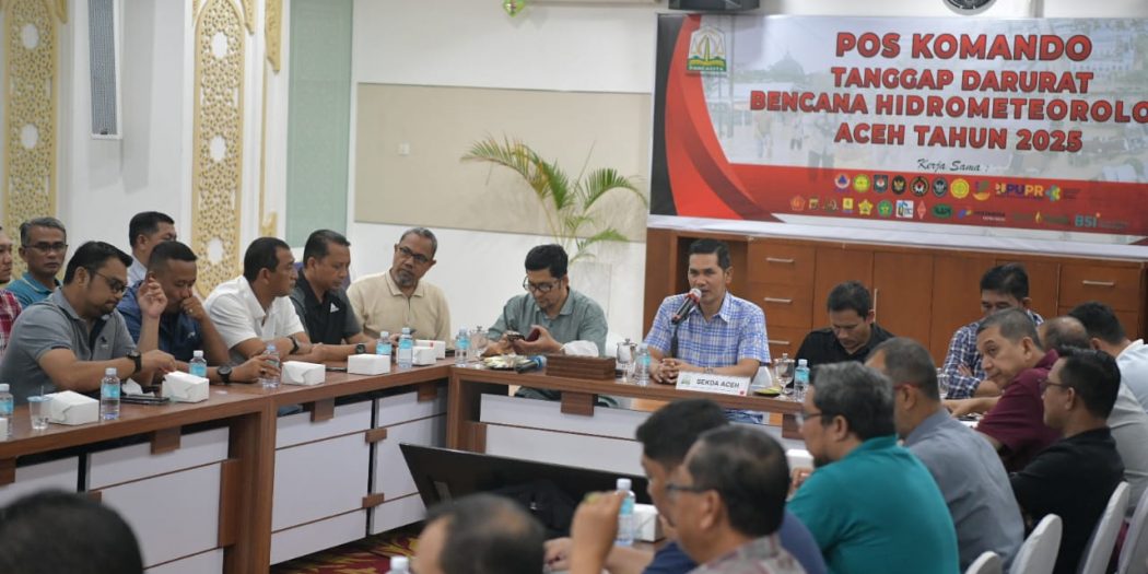 Sekda Aceh, M. Nasir, S.IP, MPA, bersama para Asisten, Staf Ahli Gubernur Aceh, dan Kepala SKPA/Biro, saat menggelar Rapat Persiapan Penugasan Relawan ASN Pemerintah Aceh Tahap II ke Kabupaten Aceh Tamiang, di Posko Tanggap Darurat Bencana Hidrometeorologi Aceh, Setda Aceh, Banda Aceh, Kamis, (1/1/2026).