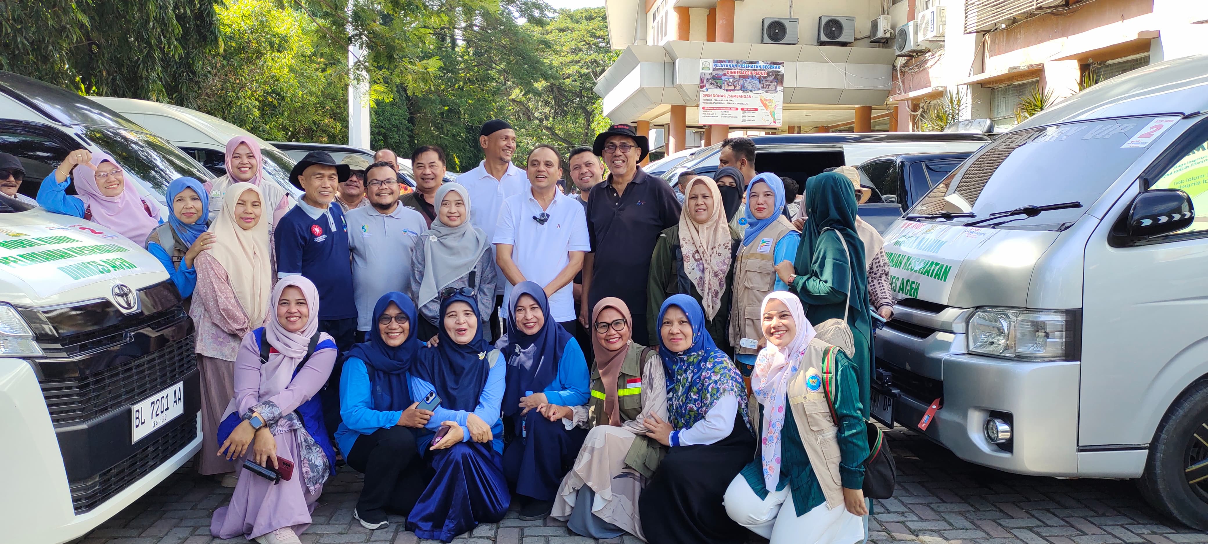 Pelaksana Tugas (Plt.) Kepala Dinas Kesehatan Aceh, yang juga menjabat Ketua HEOC Dinkes Aceh, Ferdiyus, SKM, M.Kes, saat melepas tim EMT Terpadu Batch VI di halaman Dinkes Aceh pada Jumat (16/01/2026).