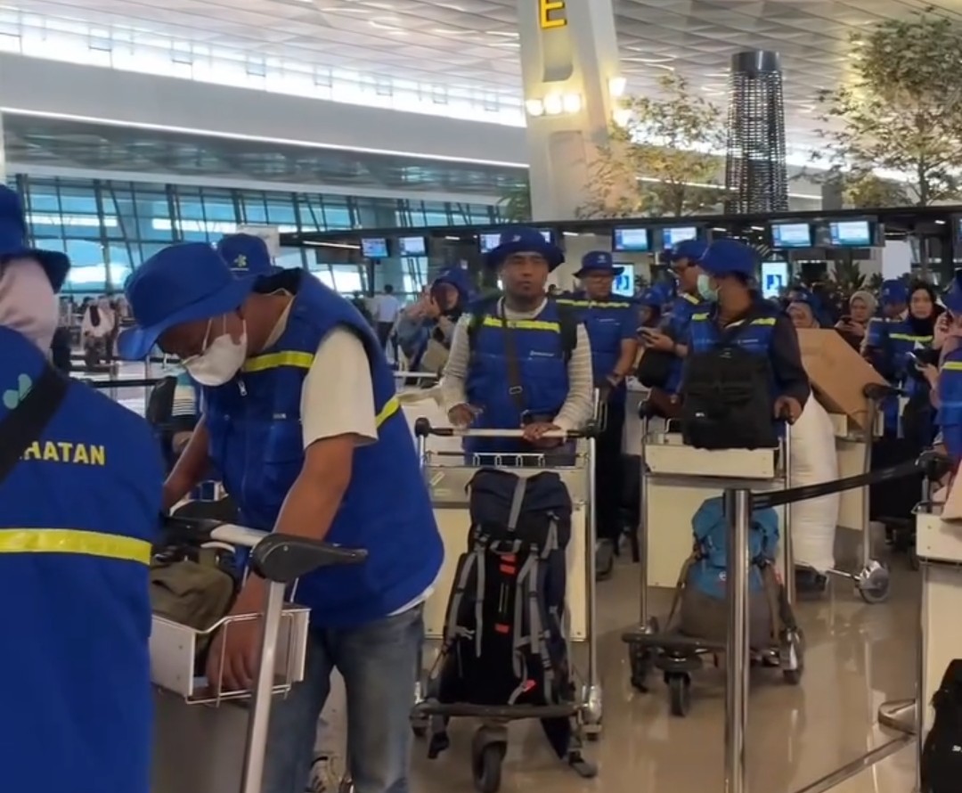 Tenaga Cadangan Kesehatan Kemenkes saat bersiap berangkat ke Aceh melalui Bandara Soekarno Hatta pada Minggu (18/01/2026).