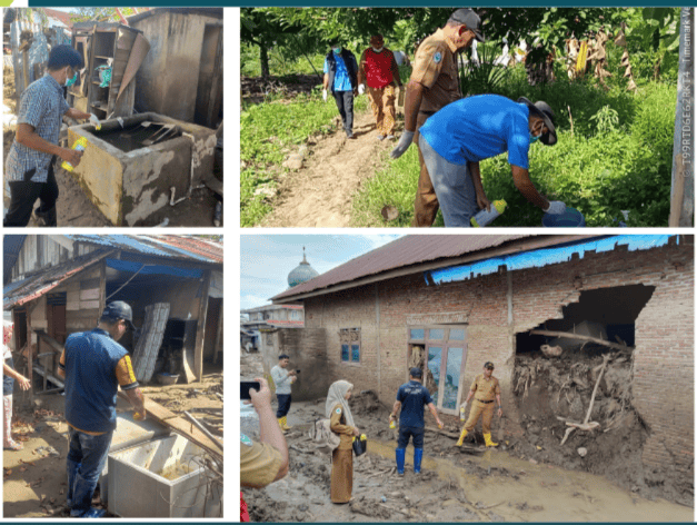 Tim Pengendali Vektor saat pemantauan genangan air, serta penaburan larvasida di tempat genangan air di Kecamatan Meurah Dua dan Meureudu,Kabupaten Pidie Jaya. 