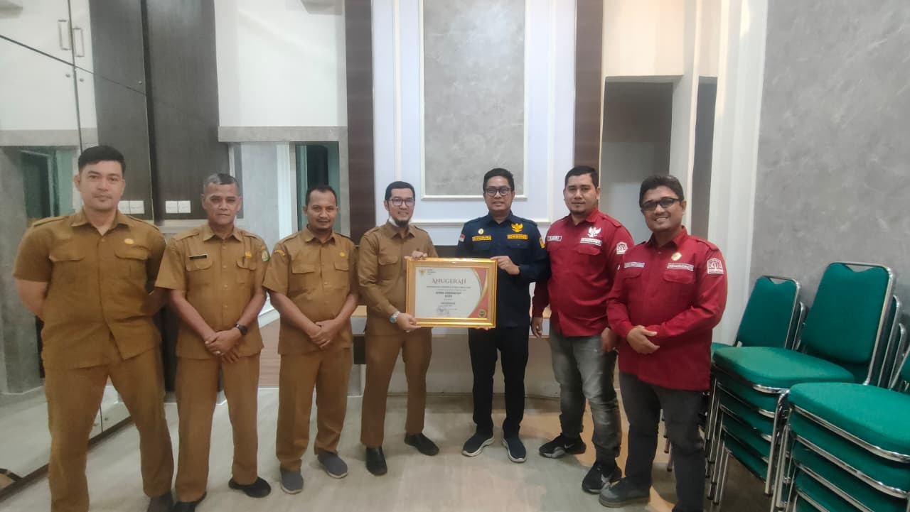 Wakil Ketua Komisi Informasi Aceh, Sabri, menyerahkan penghargaan Keterbukaan Informasi Publik Tahun 2025 dan diterima langsung oleh Kepala Bidang Pelayanan Kesehatan, Dinas Kesehatan Aceh, Ir. Nizali, ST,M.T, yang mewakili Plt Kepala Dinas Kesehatan Aceh, Ferdiyus, SKM, M.Kes pada Selasa (20/01/2026). Turut hadir dalam penyerahan penghargaan tersebut, Komisioner Komisi Informasi Aceh Bidang Hubungan Kelembagaan dan Tata Kelola, Dian Rahmat Syahputra, serta Komisioner Bidang Penyelesaian Sengketa Informasi Publik, Vicky Bastianda.