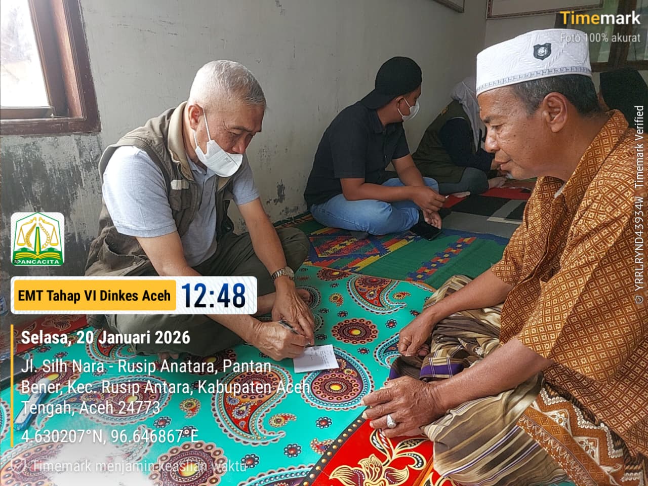Tim Medis yang tergabung dalam EMT Batch VI Dinkes Aceh sedang melayani warga terdampak banjir di kabupaten Aceh Tengah pada 20 Januari 2026.