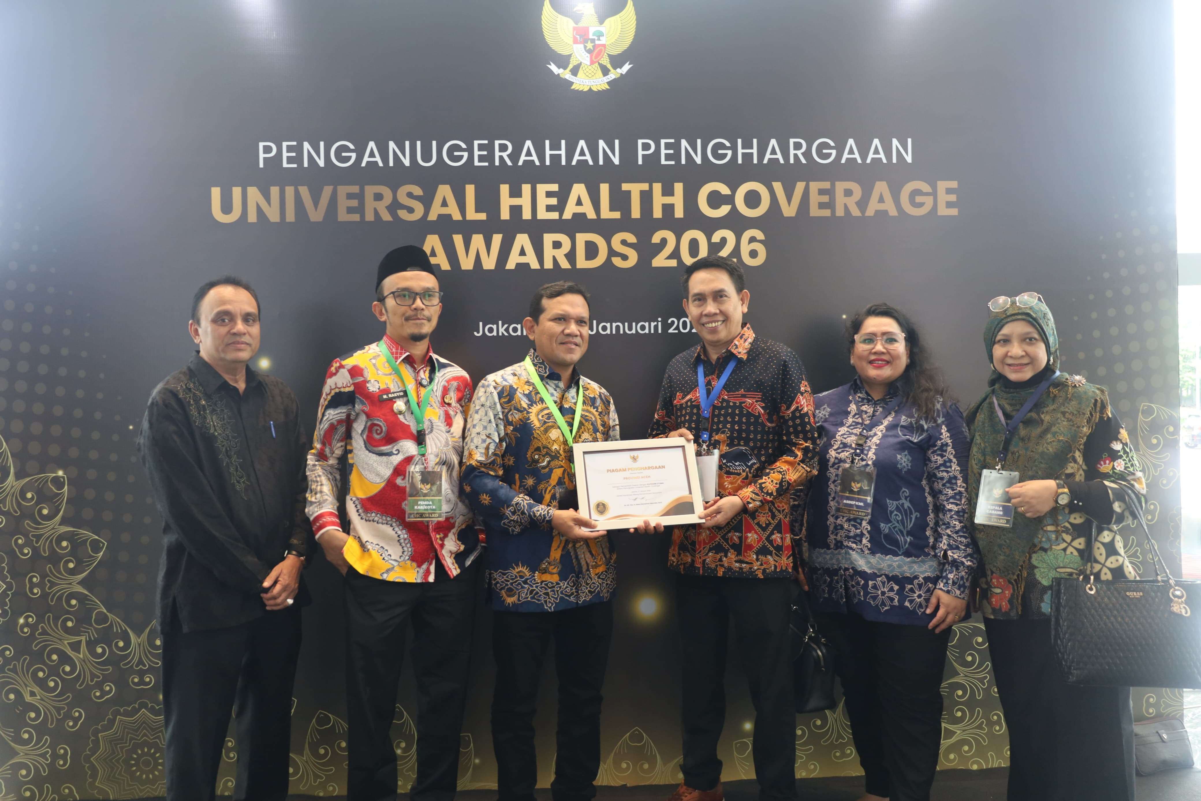 Wakil Gubernur Aceh Fadhlullah, SE, didampingi Wali Kota Subulussalam Rasyid Bancin dan Plt. Kepala Dinas Kesehatan Aceh Ferdiyus, SKM, M.Kes, menerima penghargaan Universal Health Coverage (UHC) Awards 2026 kategori utama dari Menteri Koordinator Pemberdayaan Masyarakat A. Muhaimin Iskandar, pada acara UHC Awards 2026 di JIEXPO Kemayoran, Jakarta Pusat, Selasa (27/1/2026).