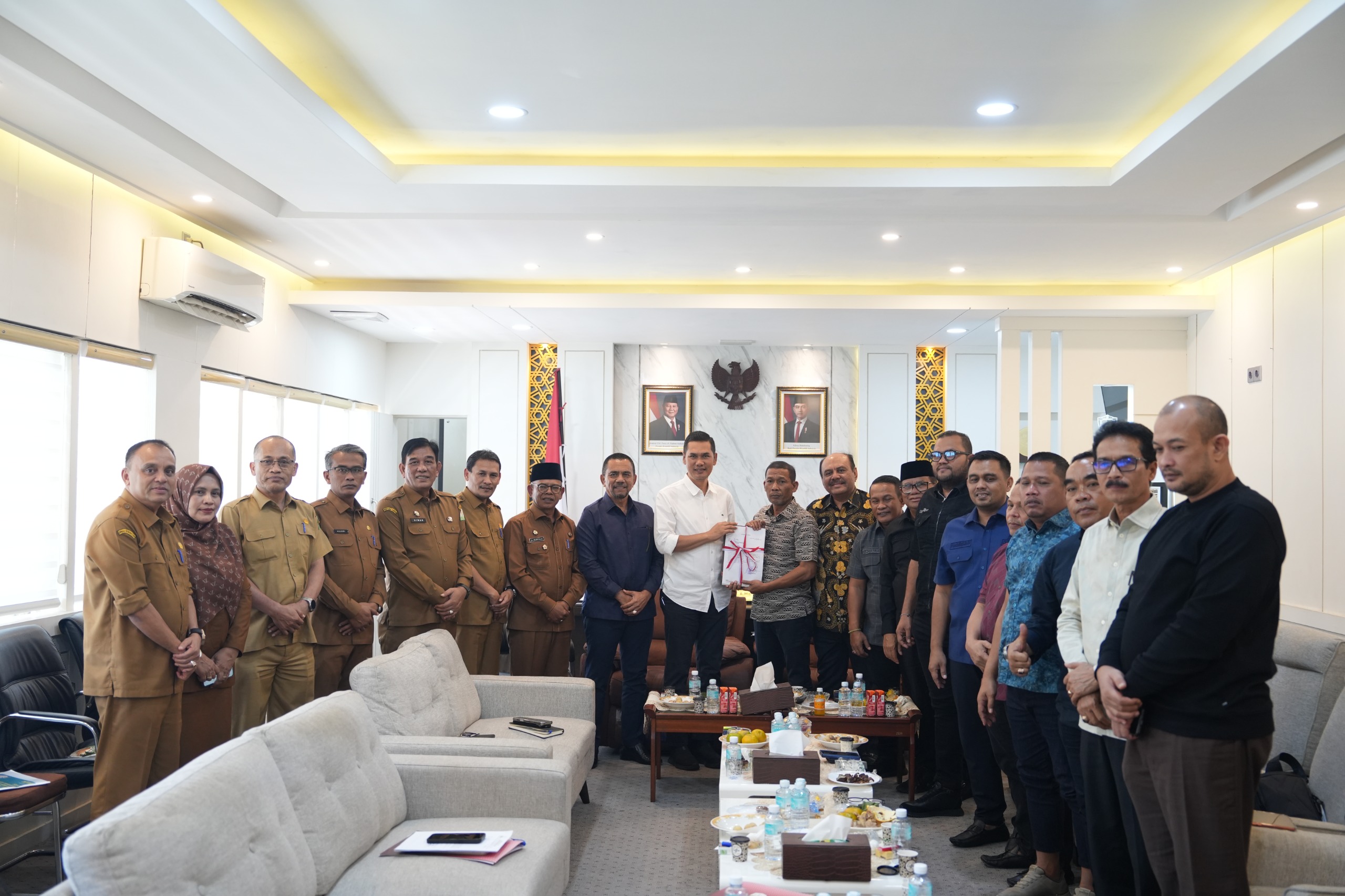 Tim Pemerintah Aceh foto bersama dengan DPRA setelah rapat membahas pengalokasian anggaran pada APBA-P untuk mendukung pelaksanaan JKA Unggul pada Selasa (21/07/2026).