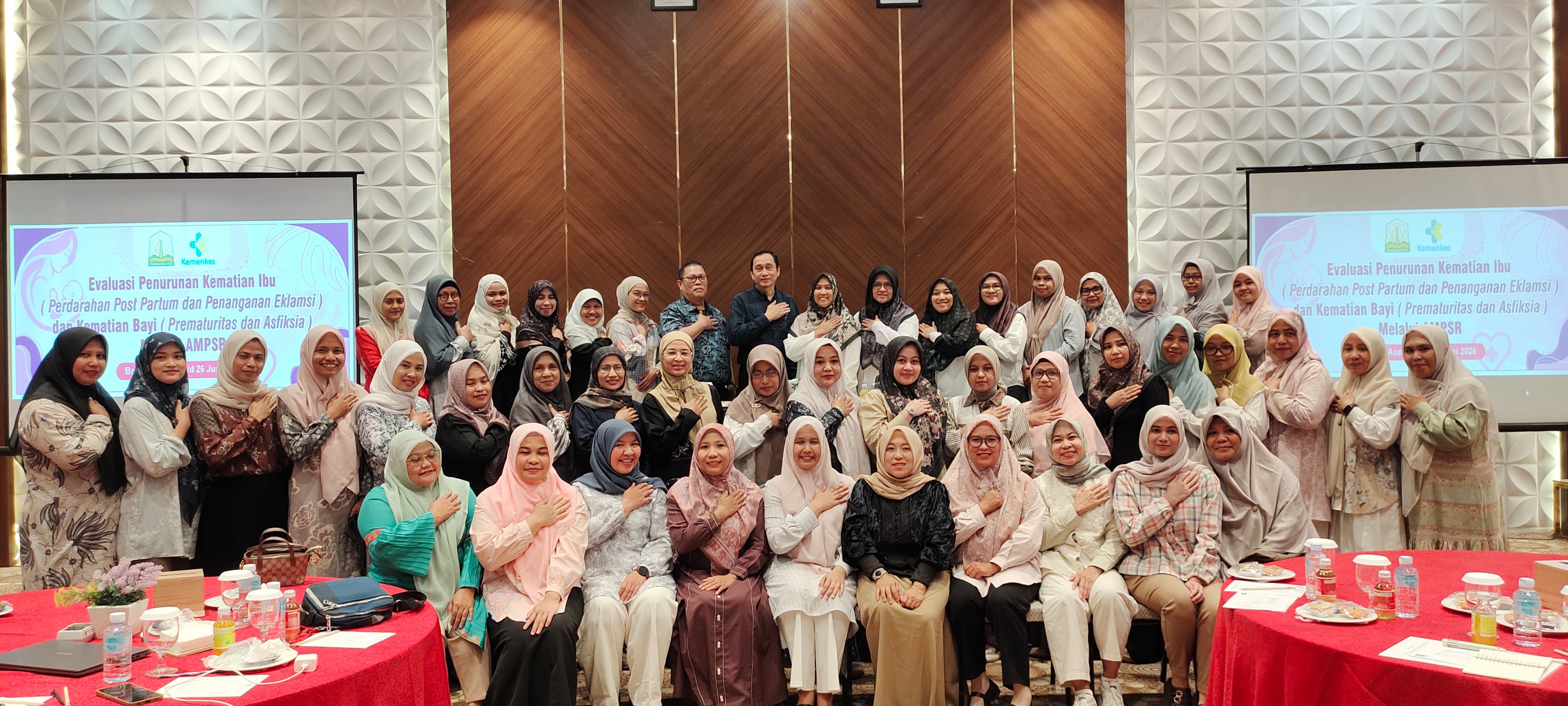 Foto Bersama dengan Peserta Pertemuan Evaluasi Penurunan Kematian Ibu dan Kematian Bayi melalui Audit Maternal Perinatal Surveilans dan Respons (AMPSR) di Hotel Ayani Banda Aceh, (Rabu, 24 Juni 2026).