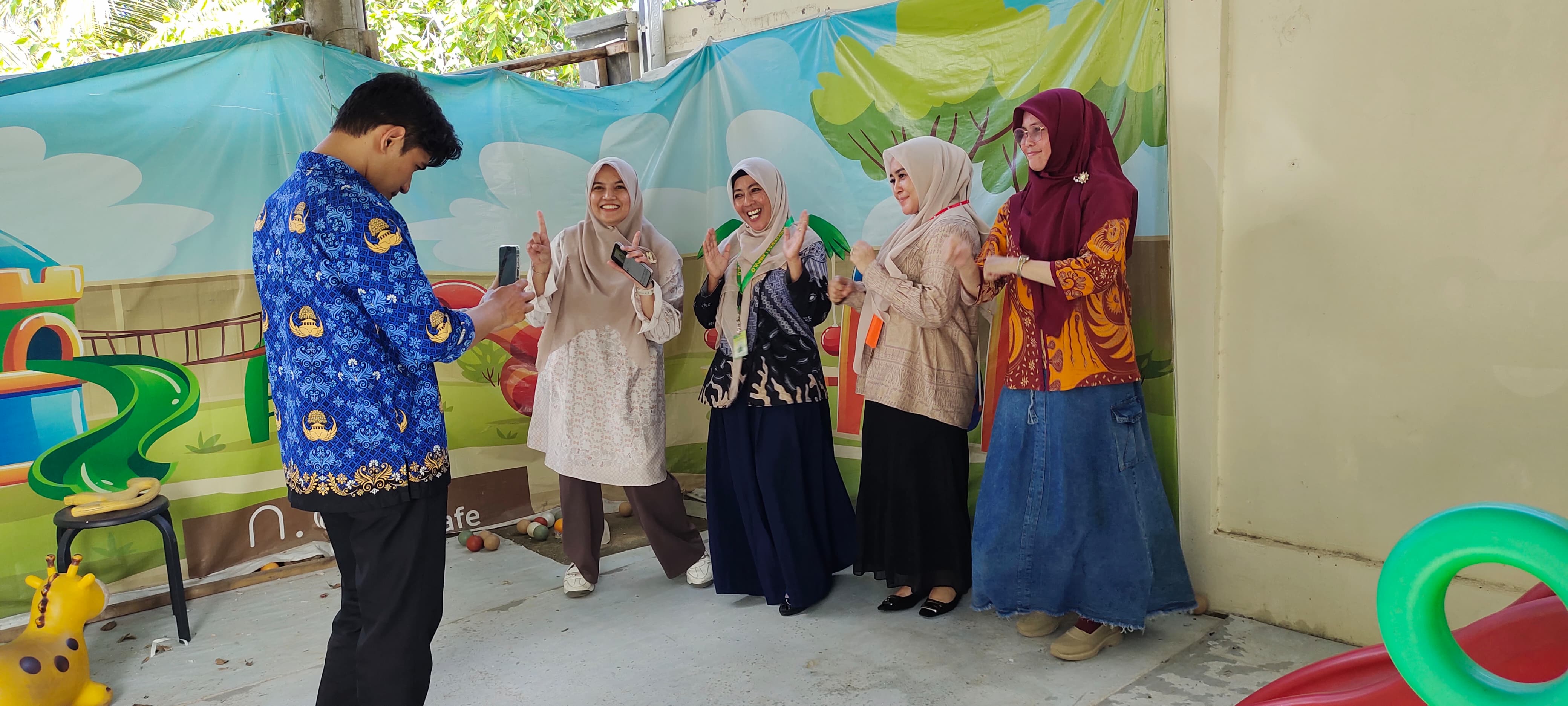 Peserta Pelatihan sedang praktek membuat video edukasi tentang imunisasi. Foto di rekam pada Kamis (17 Juli 2025).