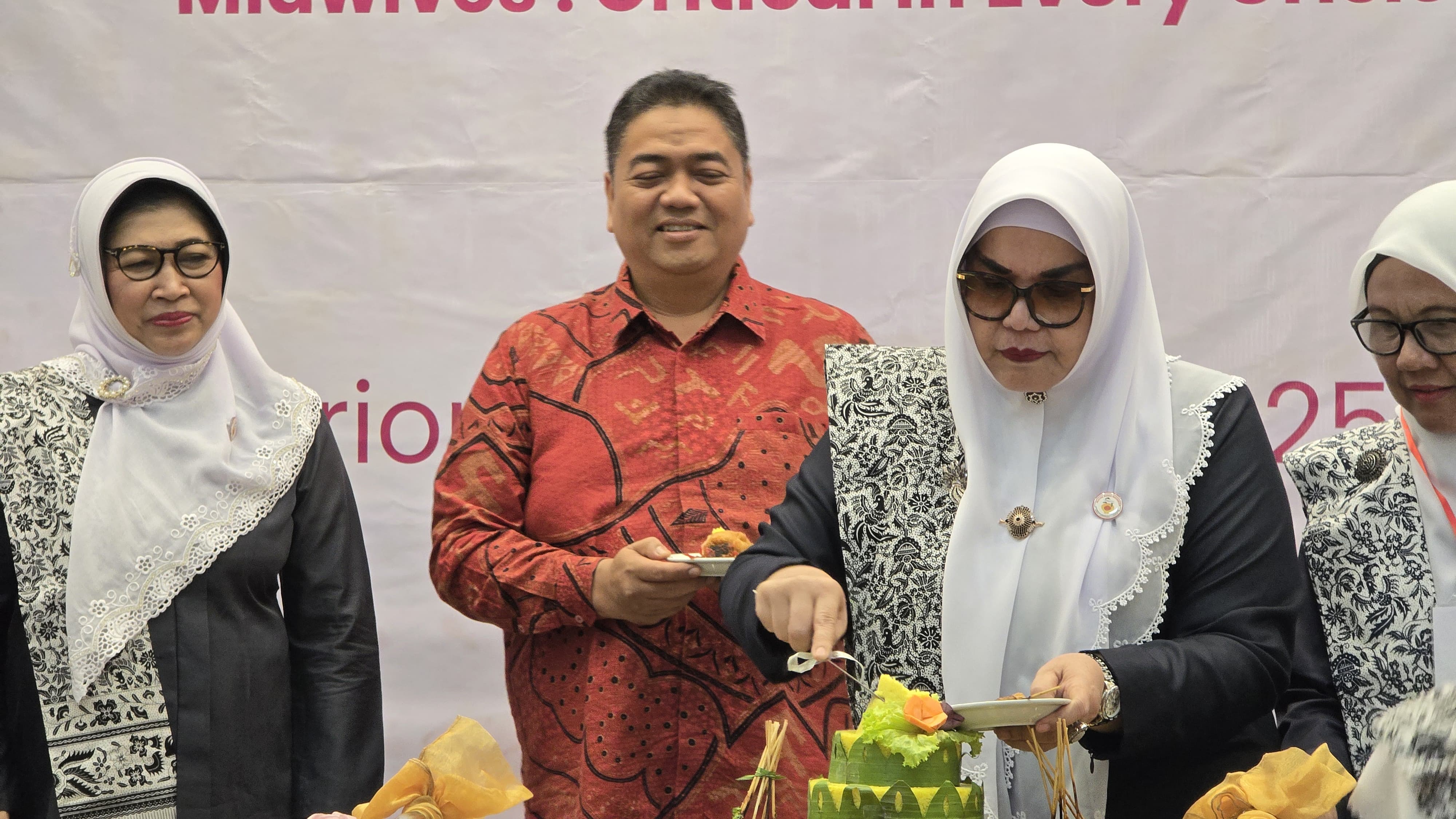 Kepala Dinas Kesehatan Aceh, dr. Munawar, Sp.OG (K), saat menghadiri Peringatan Hari Ulang Tahun Ikatan Bidan Indonesia (IBI) ke-74 di Provinsi Aceh berlangsung di Orion Hall, Jl. Soekarno - Hatta, Garot, Kec. Darul Imarah, Aceh Besar.