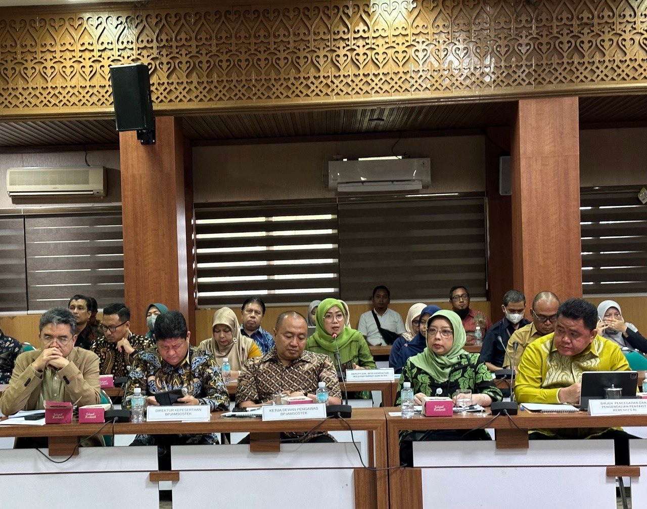 Komisi IX DPR RI melakukan rapat kerja dengan berbagai instansi terkait yang membidangi kesehatan dan ketenagakerjaan, Senin (17/7/2023), di Gedung Serba Guna Kantor Gubernur Aceh.