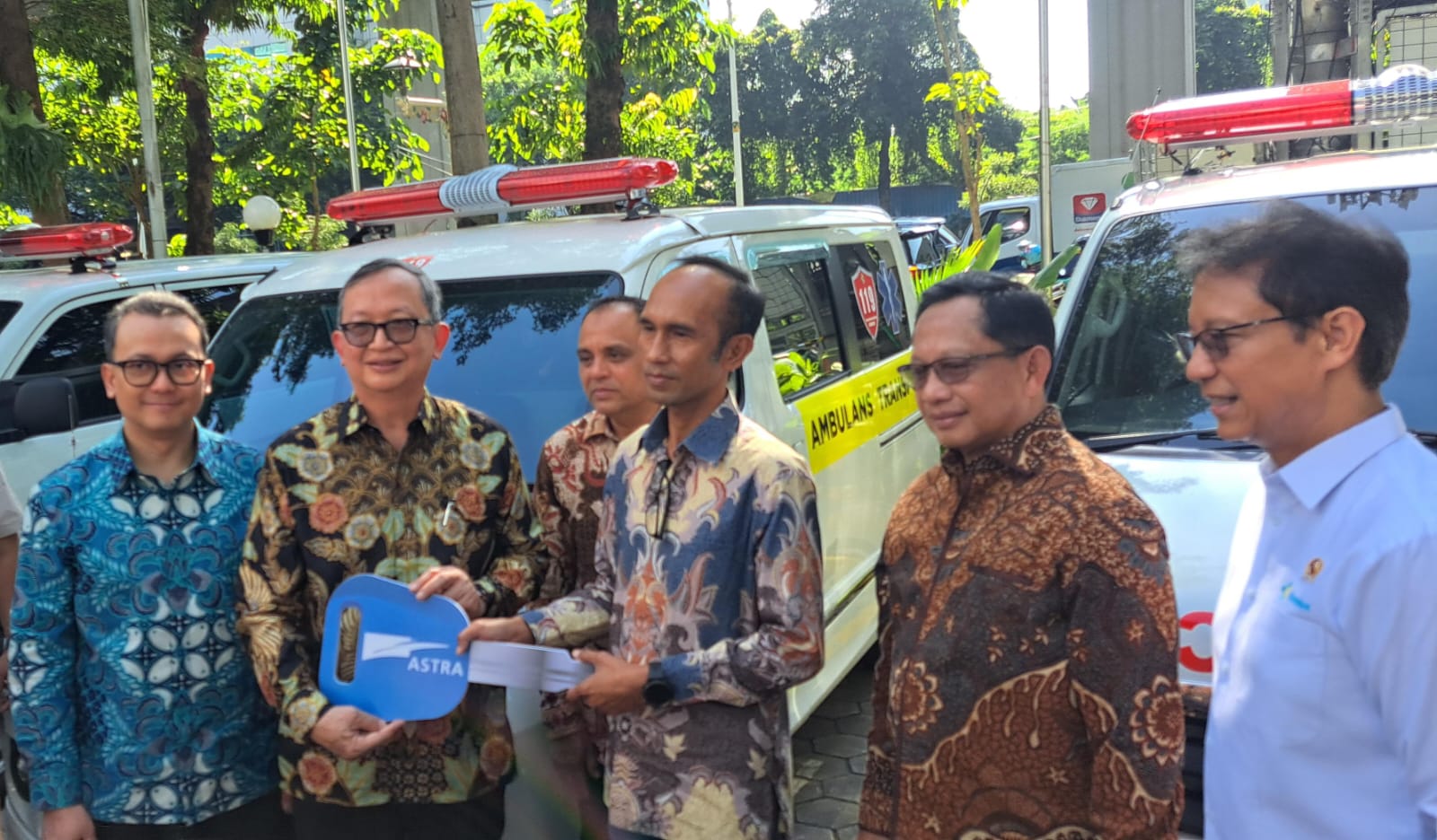 Serah terima ambulans oleh Kemenkes dan diterima langsung oleh perwakilan dinas kesehatan kabupaten kota di Jakarta pada Kamis (12/03).