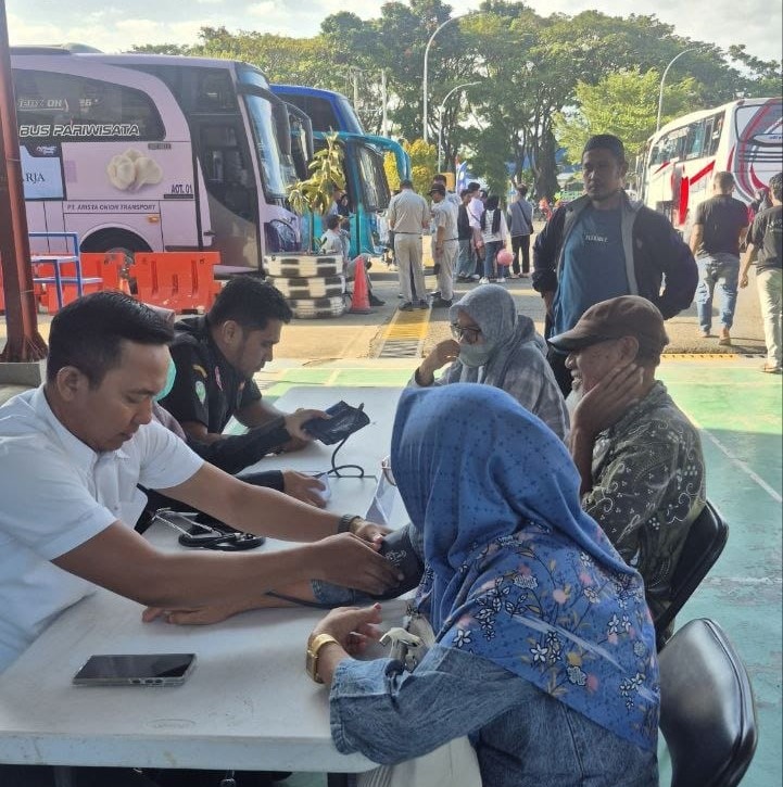 Tim Kesehatan sedang memeriksa kesehatan calon pemudik dalam program mudik gratis Pemerintah Aceh tahun 2026.