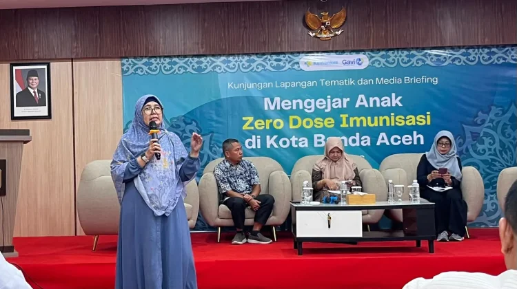 Influencer sekaligus dokter anak Aslinar (kiri) saat menyampaikan materi dalam media briefing ‘Mengejar Anak Zero Dose’ di Banda Aceh, Kamis, 21 Mei 2026.