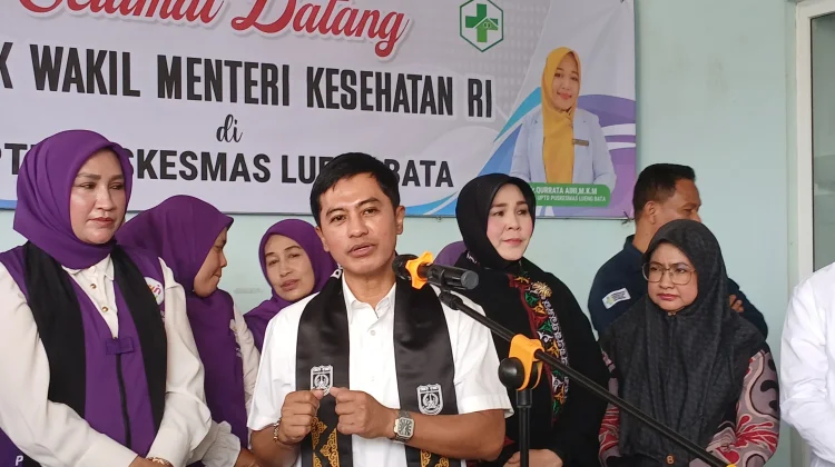 Wakil Menteri Kesehatan RI Prof. Dr. Dante Saksono Harbuwono Sp.PD-KEMD., Ph.D saat memberikan keterangan kepada wartawan di sela kunjungannya di Puskesmas Lueng Bata Banda Aceh Jumat 22 Mei 2026