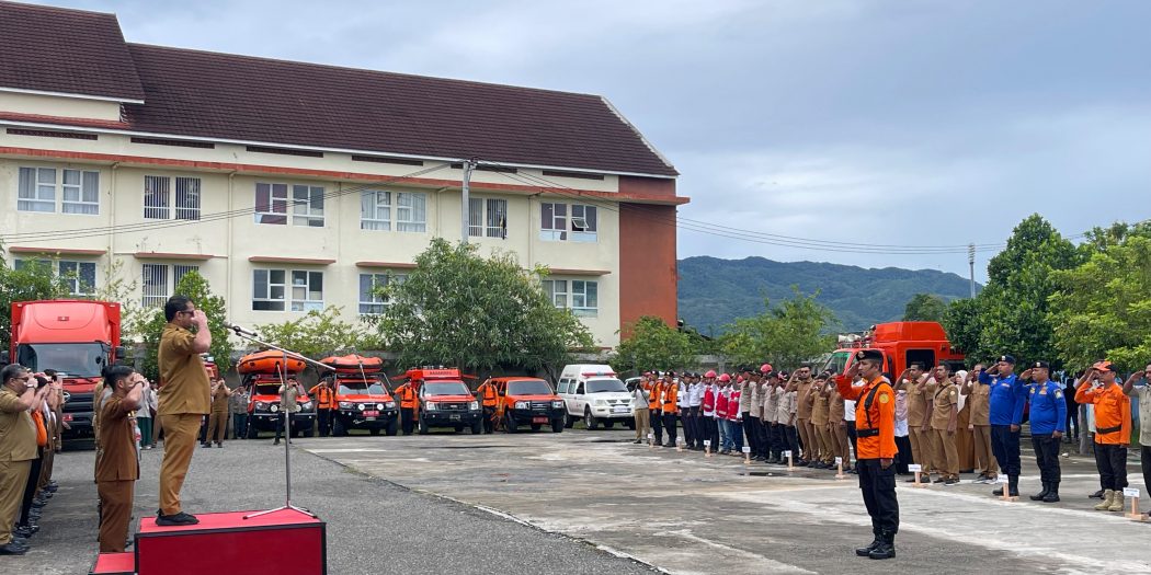 Pj. Sekda Aceh, Taufik, ST, M.Si, saat memimpin Apel Gelar Pasukan Kesiapsiagaan Bencana di Aceh yang diikuti para Kepala SKPA/Biro/Instansi dan organisasi terkait, yang diselenggarakan Badan Penanggulangan Bencana Aceh (BPBA) di halaman Gudang BPBA, Banda Aceh, Senin (26/10/2026).